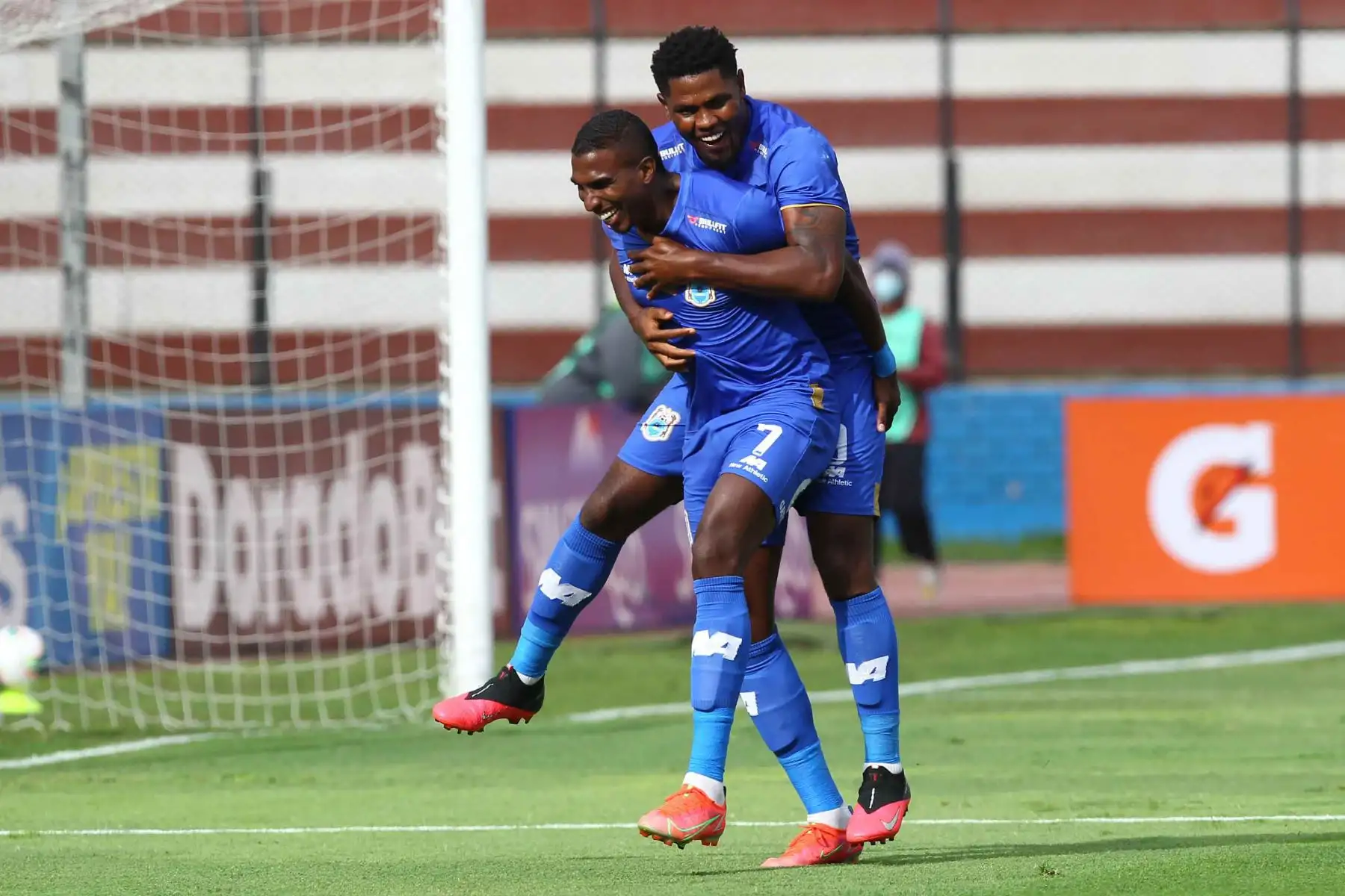 Johan Arango de Binacional anota el primer tanto contra Deportivo Municipal
a los 9 minutos del partido en el Miguel Grau del Callao.
Foto: Liga 1