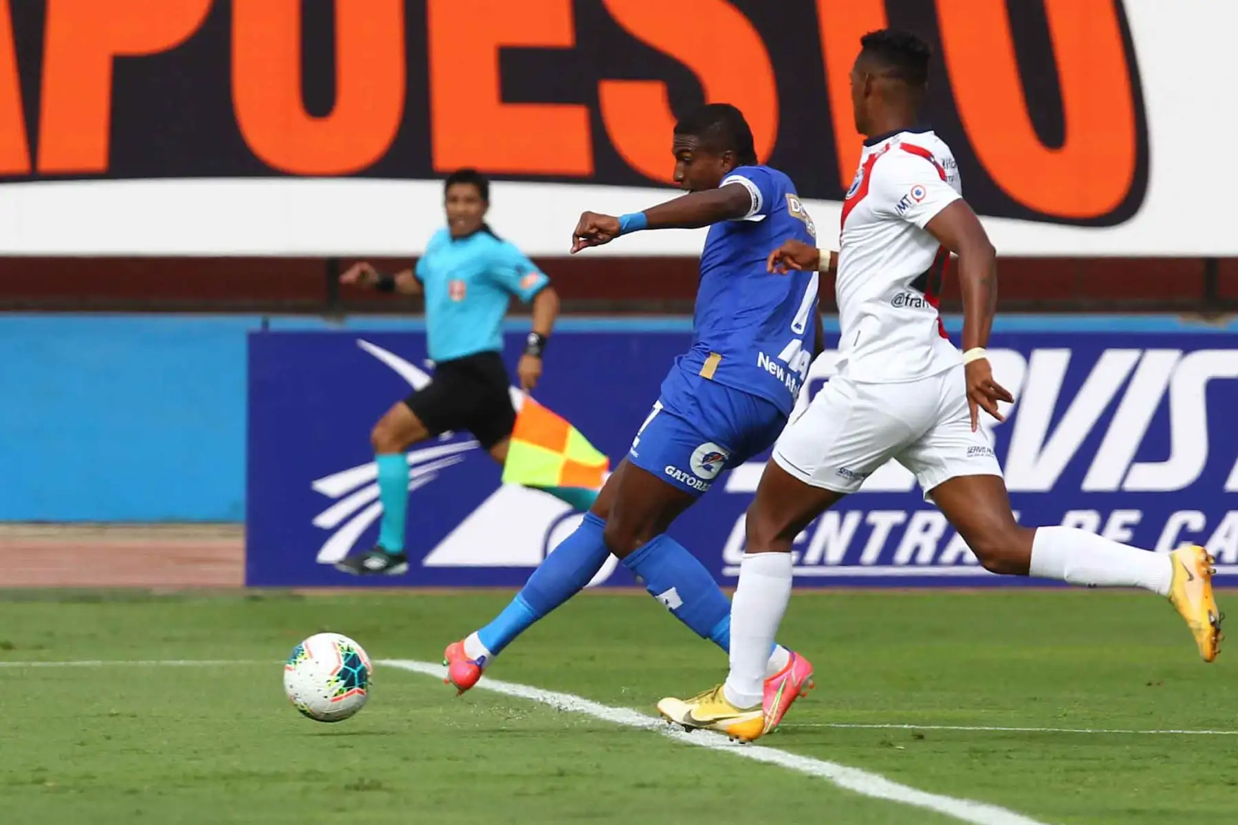 Johan Arango de Binacional anota el primer tanto contra Deportivo Municipal
a los 9 minutos del partido en el Miguel Grau del Callao.
Foto: Liga 1