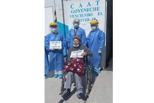 Don Félix García recibe el alta médica en el CAAT del hospital Goyeneche, en Arequipa, tras superar el covid-19.