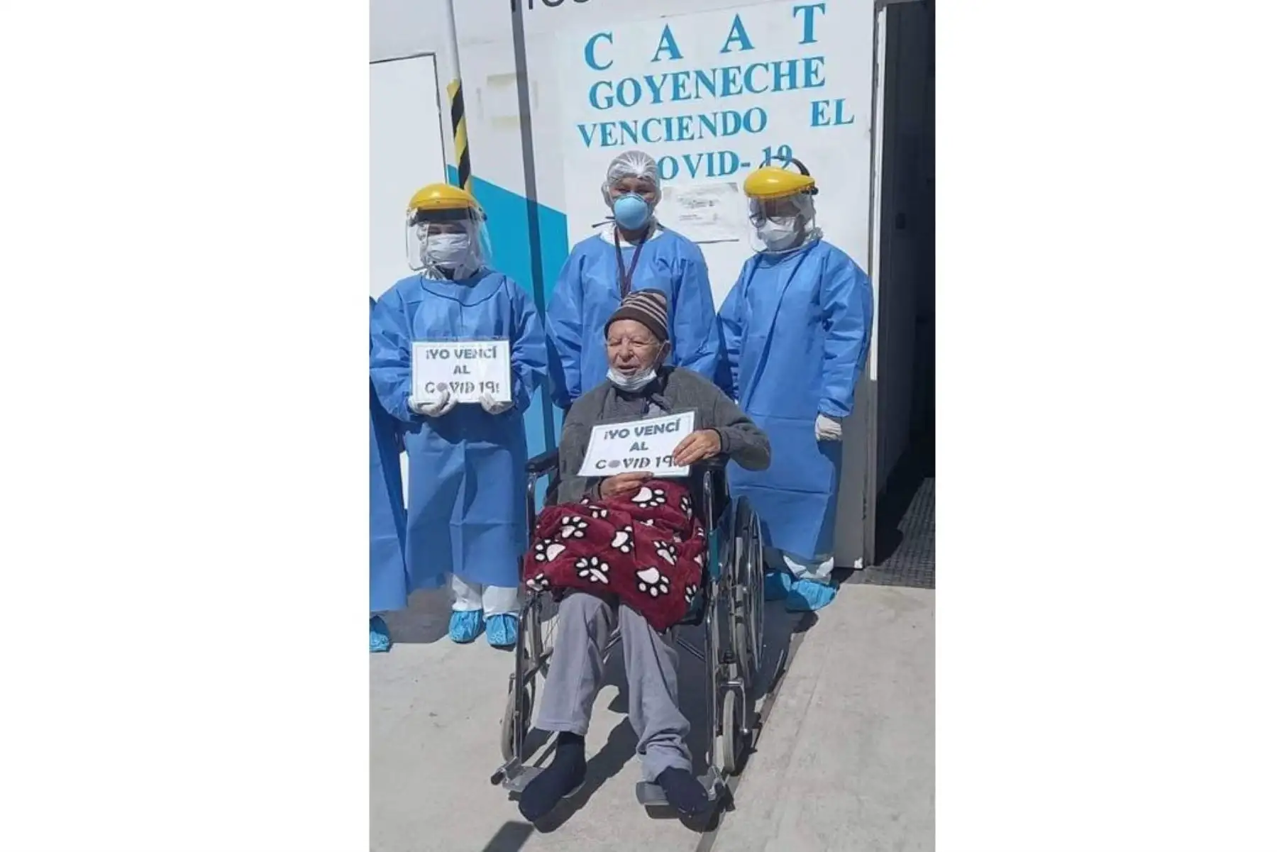 Don Félix García recibe el alta médica en el CAAT del hospital Goyeneche, en Arequipa, tras superar el covid-19.