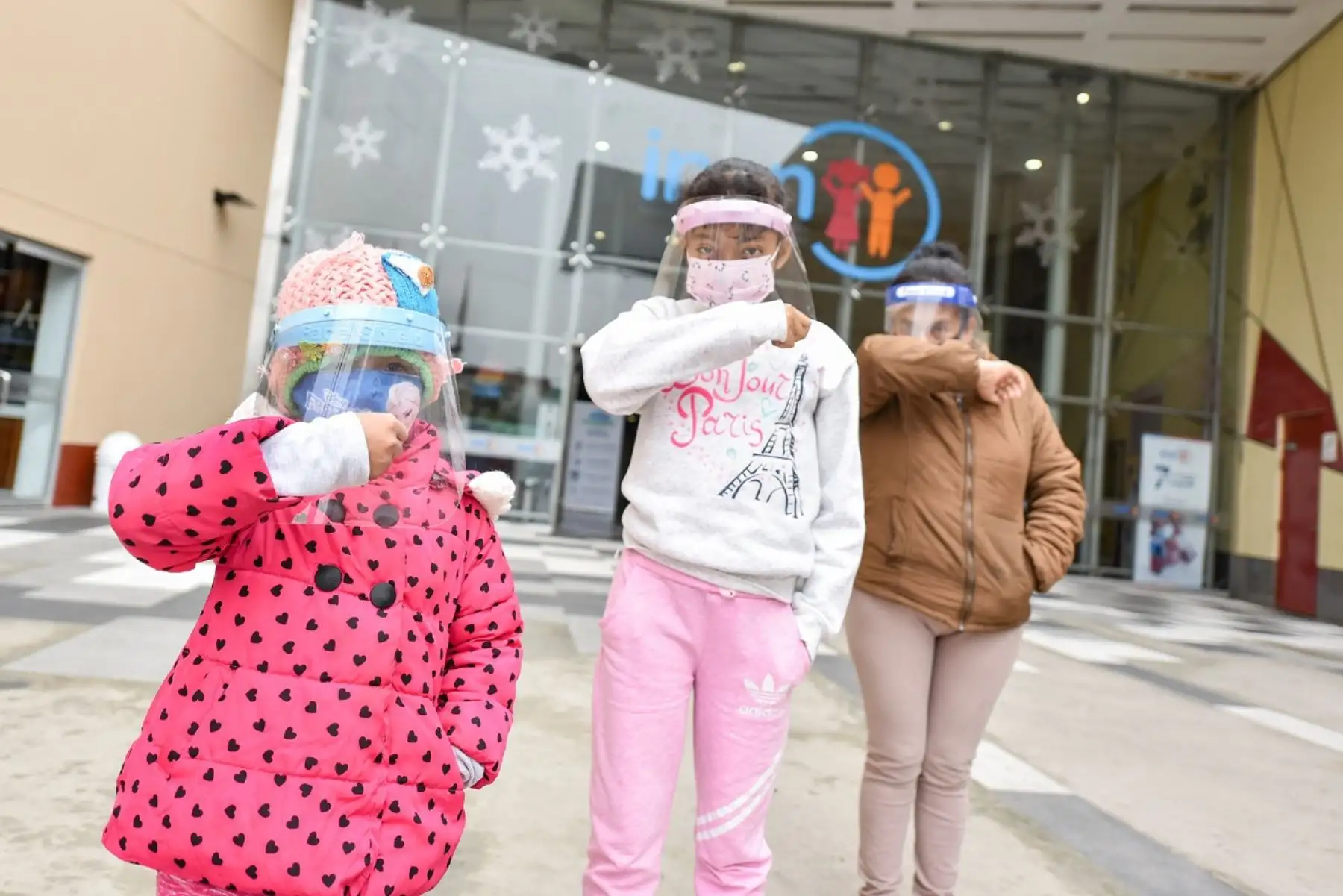 Especialistas recomiendan el uso de la doble mascarilla para frenar contagios y evitar la mutación del virus. Foto: INSN-San Borja