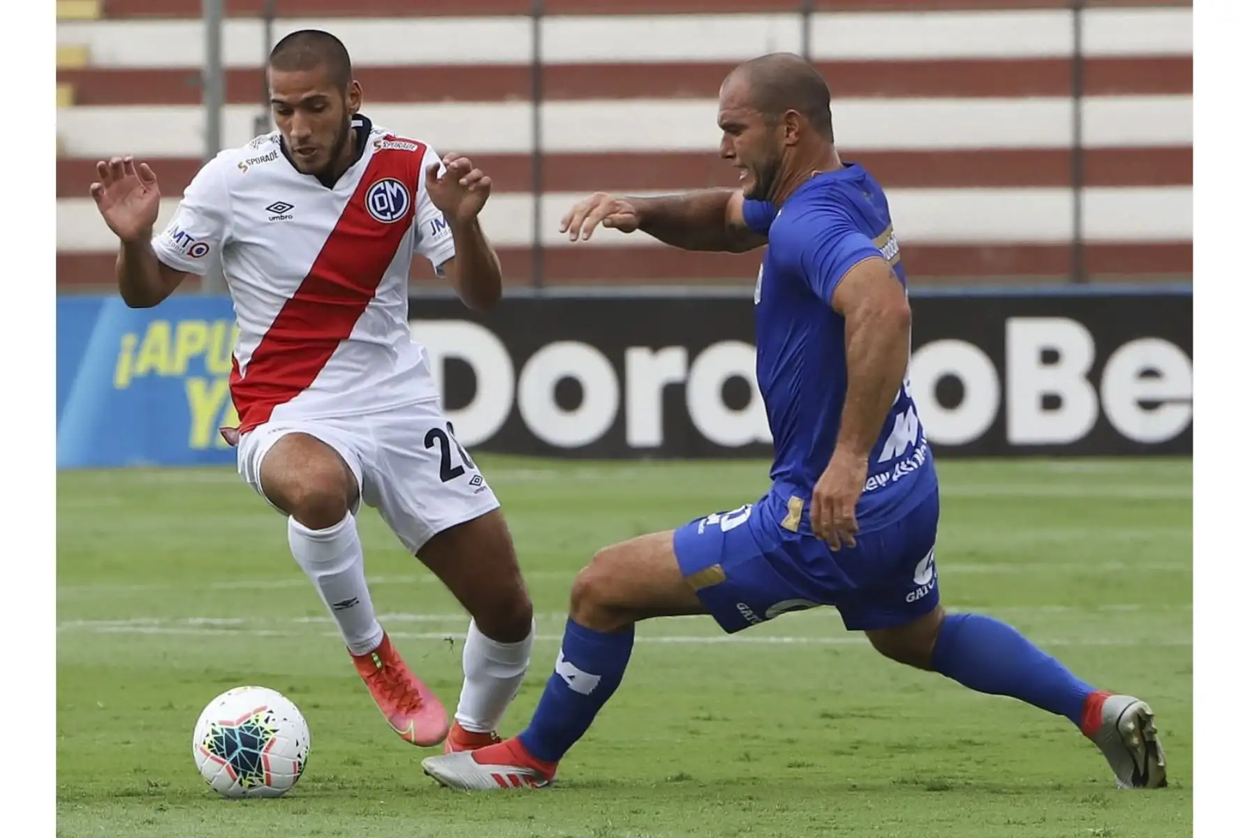 F. Medina del Deportivo Municipal se enfrenta por el balón ante su rival de Binacional durante partido que se disputa por la fecha cinco de la Liga 1, en el estadio Miguel Grau. Foto: Liga 1/ Prensa Deportivo Municipal