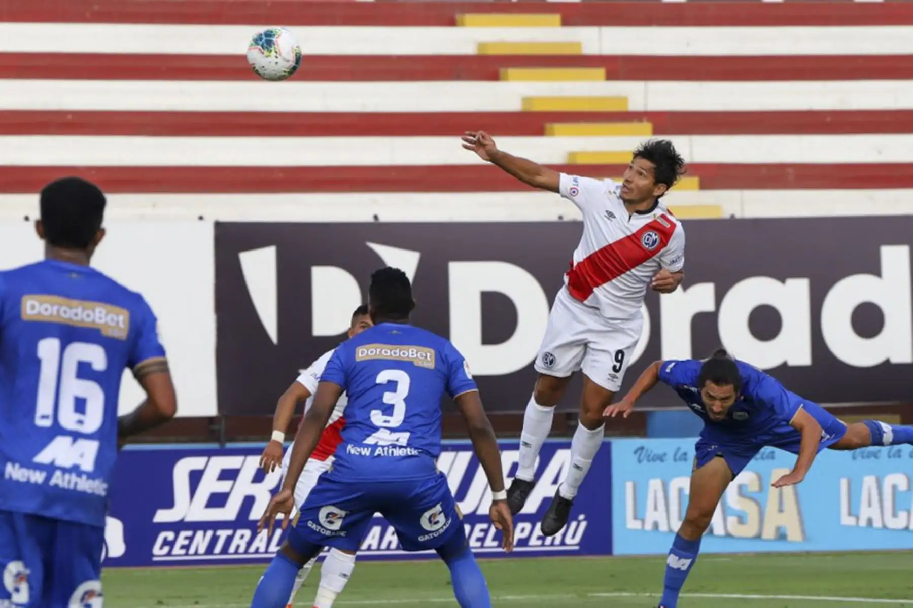 R. Ovelar del Deportivo Municipal lucha un balón aéreo ante la marca de Binacional durante partido que se disputa por la fecha cinco de la Liga 1, en el estadio Miguel Grau. Foto: Liga 1/ Prensa Deportivo Municipal