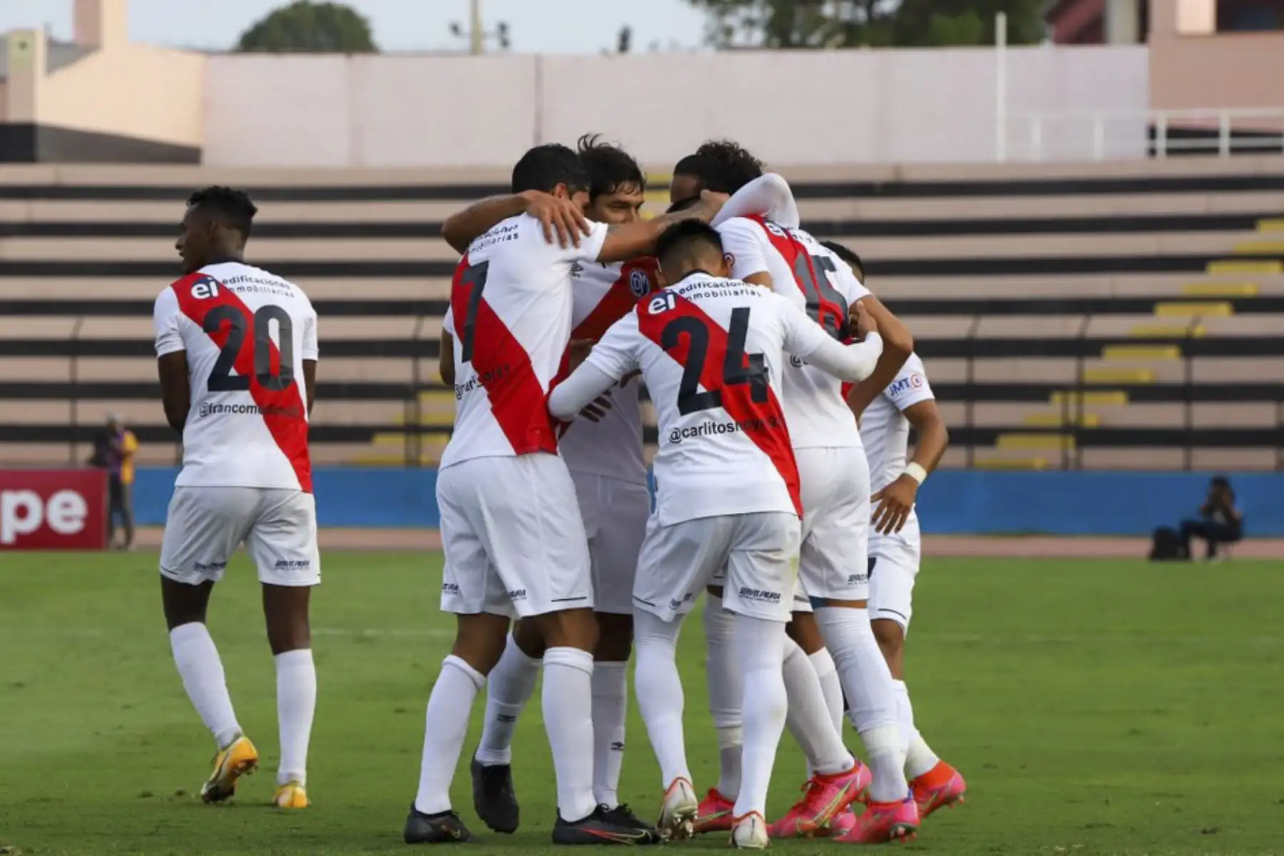 Jugadores del Deportivo Municipal celebran tras anotar a Binacional durante partido que se disputa la la fecha cinco de la Liga 1, en el estadio Miguel Grau. Foto: Liga 1/ Prensa Deportivo Municipal