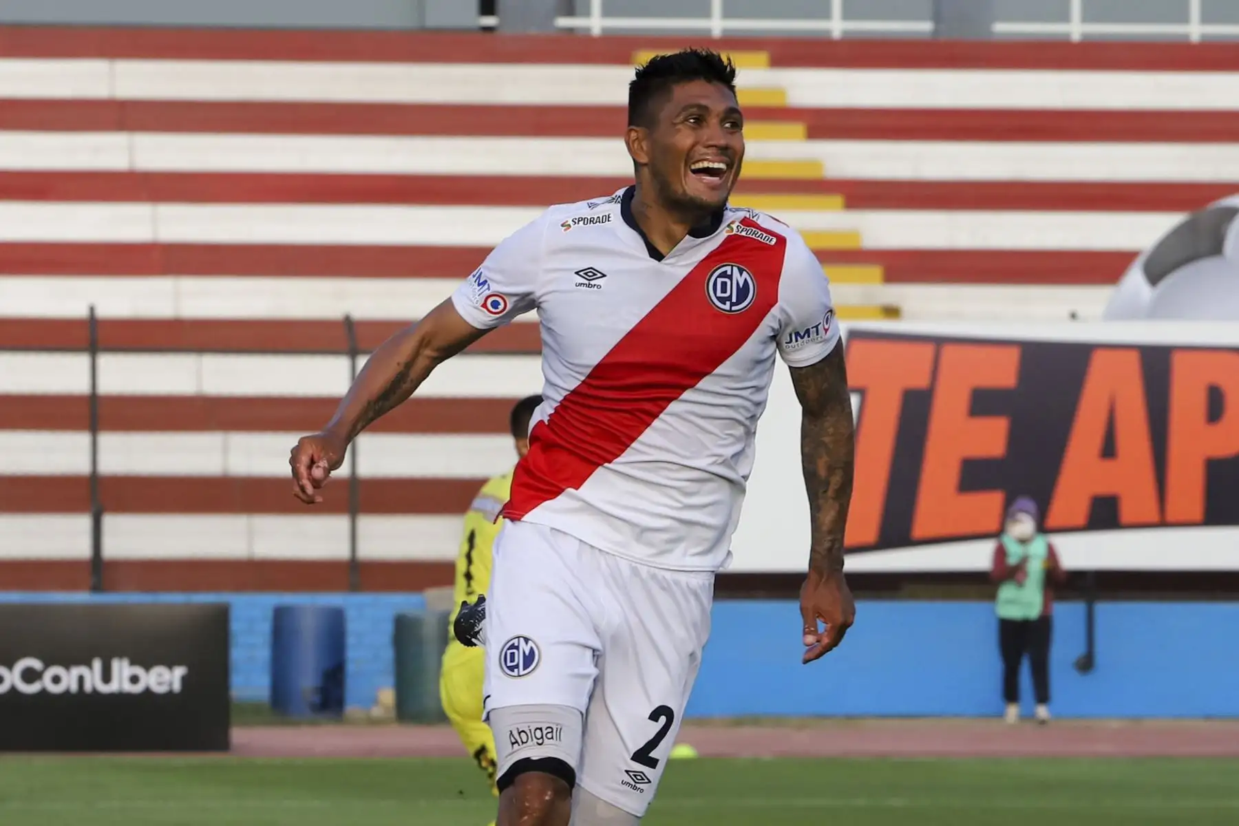 L. Cardoza del Deportivo Municipal celebra tras anotar un gol a Binacional durante partido que se disputa por la fecha cinco de la Liga 1, en el estadio Miguel Grau. Foto: Liga 1/ Prensa Deportivo Municipal