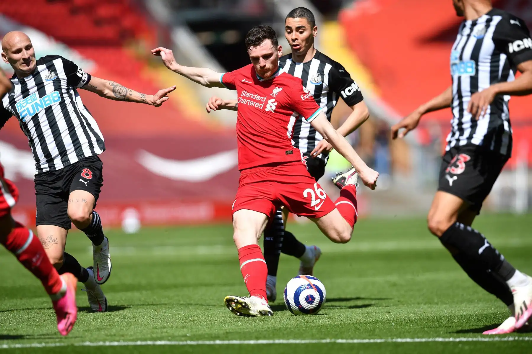 El defensor escocés del Liverpool Andrew Robertson  dispara pero no logra anotar durante el partido de fútbol de la Premier League inglesa entre Liverpool y Newcastle.
Foto: AFP