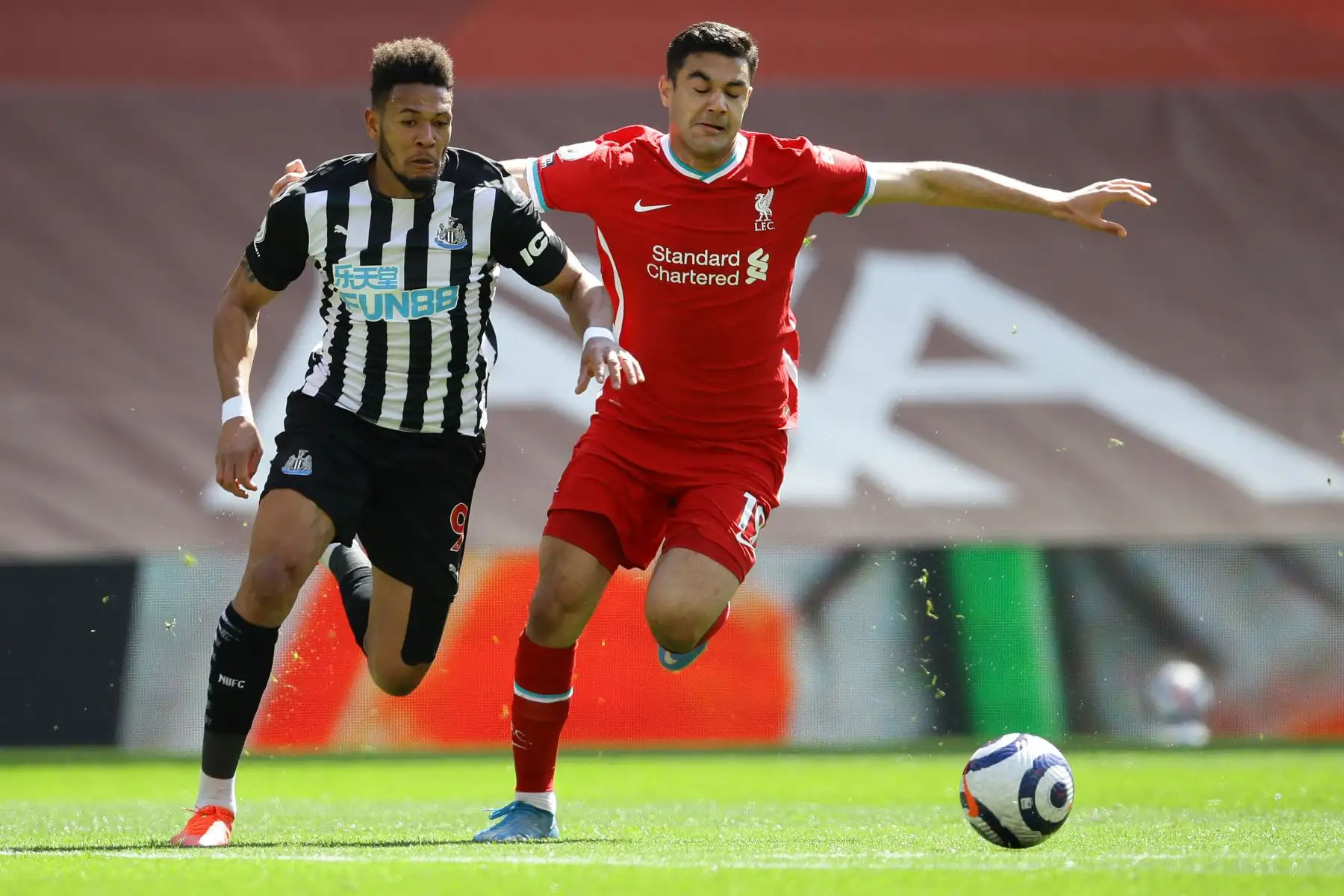 El delantero brasileño del Newcastle United Joelinton compite con el defensor turco del Liverpool Ozan Kabak durante el partido de fútbol de la Premier League inglesa entre Liverpool y Newcastle.
Foto: AFP