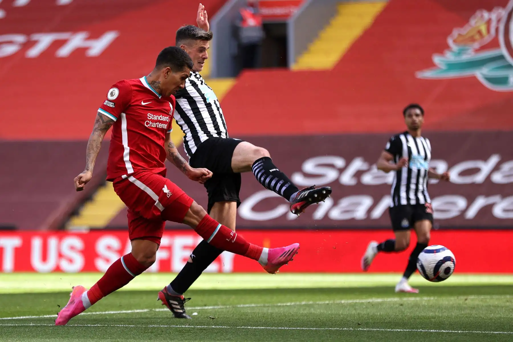 El centrocampista brasileño del Liverpool Roberto Firmino dispara pero no logra anotar durante el partido de fútbol de la Premier League inglesa entre Liverpool y Newcastle.
Foto: AFP