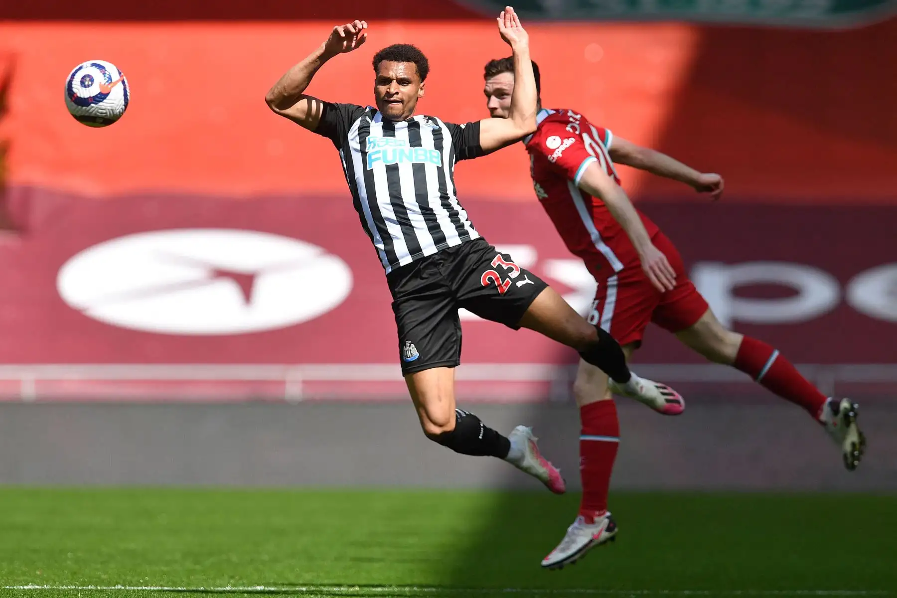 El centrocampista inglés del Newcastle United, Jacob Murphy , Compite con el defensor escocés del Liverpool Andrew Robertson durante el partido de fútbol de la Premier League inglesa entre el Liverpool y el Newcastle.
Foto: AFP