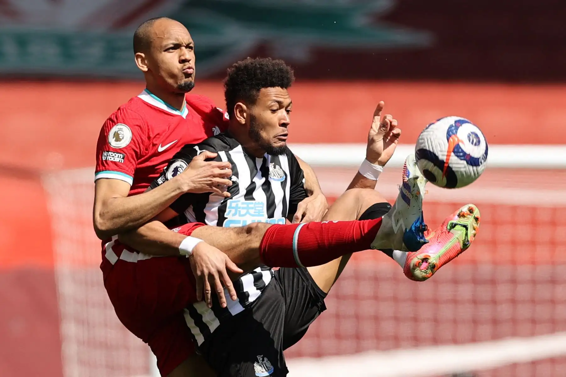 El centrocampista brasileño del Liverpool, Fabinho, compite con el centrocampista brasileño del Liverpool, Roberto Firmino, durante el partido de fútbol de la Premier League inglesa entre Liverpool y Newcastle.
Foto: AFP