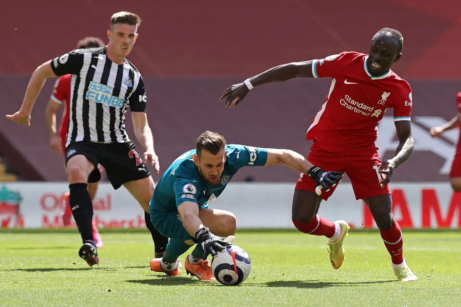 El portero eslovaco del Newcastle United, Martin Dubravka, salva del delantero senegalés del Liverpool Sadio Mane durante el partido de fútbol de la Premier League inglesa entre el Liverpool y el Newcastle.
Foto: AFP