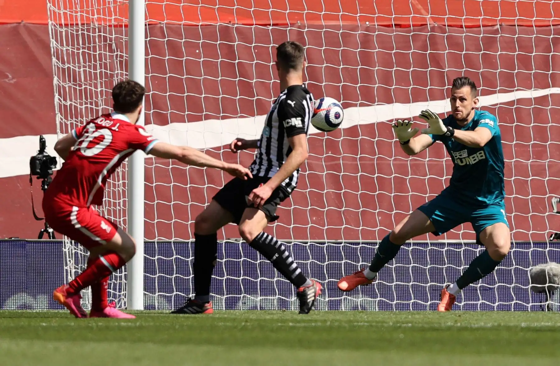 El delantero portugués del Liverpool Diogo Jota, dispara pero no logra anotar durante el partido de fútbol de la Premier League inglesa entre Liverpool y Newcastle.
Foto: AFP
