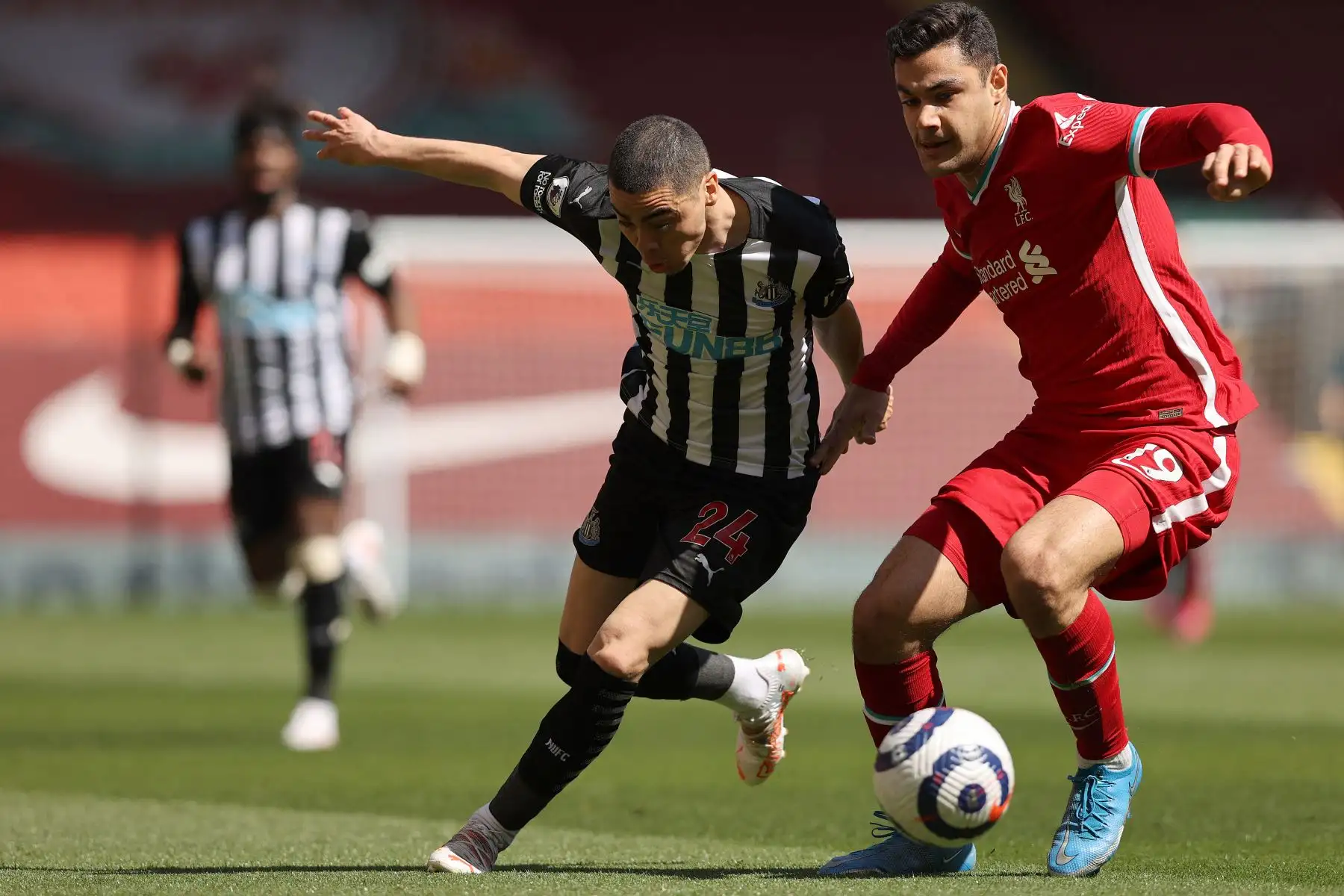 El centrocampista paraguayo del Newcastle United, Miguel Almiron , Compite con el defensor turco del Liverpool, Ozan Kabak, durante el partido de fútbol de la Premier League inglesa entre el Liverpool y el Newcastle.
Foto: AFP