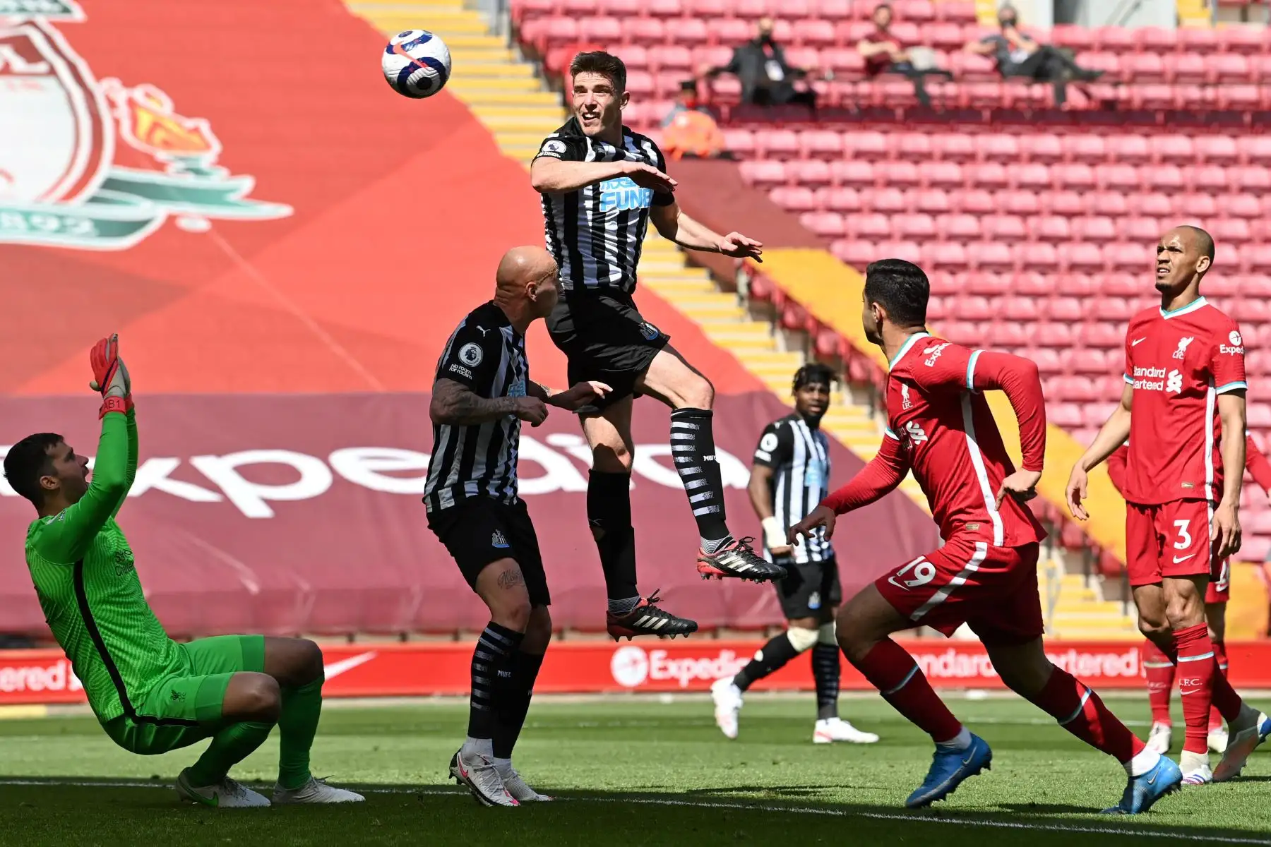 El defensa irlandés del Newcastle United, Ciaran Clark, anota, pero el gol se anula debido a un fuera de juego durante el partido de fútbol de la Premier League inglesa entre Liverpool y Newcastle.
Foto: AFP