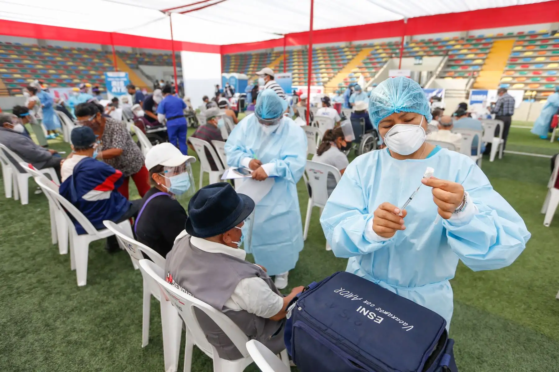 Ministro de Salud informa que con adultos mayores de 70 años se está ampliando capacidad de inmunización. Foto: ANDINA/Difusión