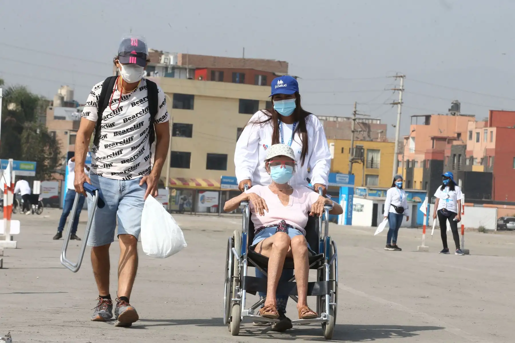 Continúa el proceso de inmunización contra la covid-19 a los adultos mayores de 80 años, que viene desarrollándose en el marco de la estrategia gubernamental de vacunación territorial universal en la explanada del estadio Monumental en Ate.
Foto: ANDINA/Vidal Tarqui