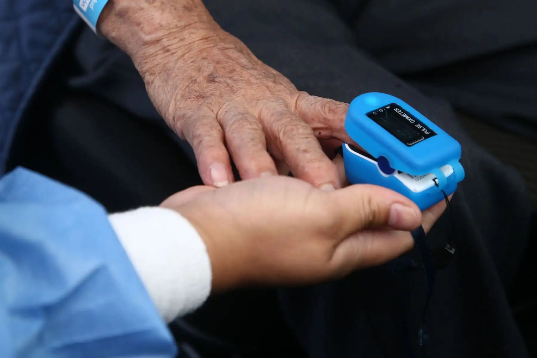 Continúa el proceso de inmunización contra la covid-19 a los adultos mayores de 80 años, que viene desarrollándose en el marco de la estrategia gubernamental de vacunación territorial universal en la explanada del estadio Monumental en Ate.
Foto: ANDINA/Vidal Tarqui