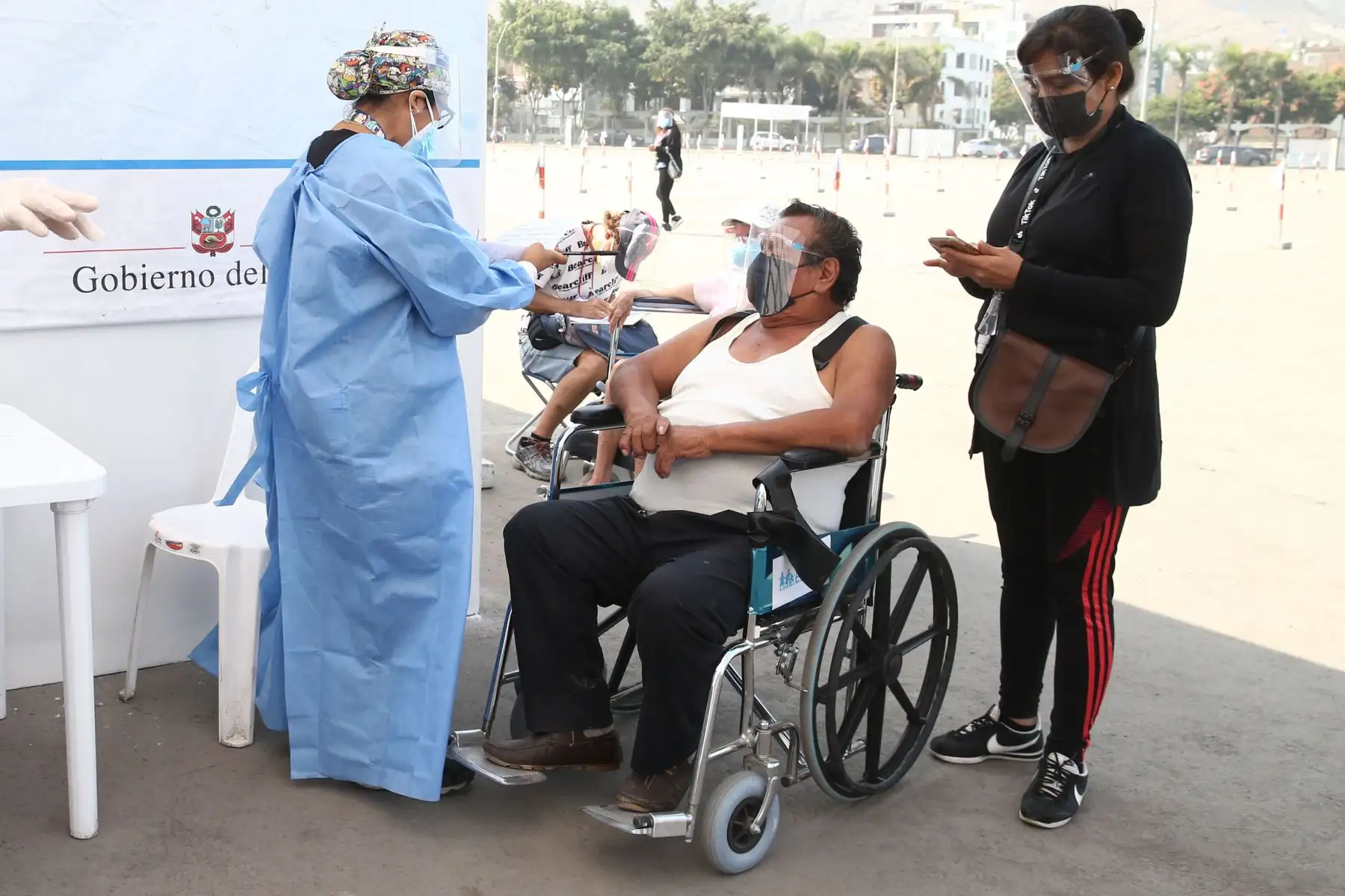 Continúa el proceso de inmunización contra la covid-19 a los adultos mayores de 80 años, que viene desarrollándose en el marco de la estrategia gubernamental de vacunación territorial universal en la explanada del estadio Monumental en Ate.
Foto: ANDINA/Vidal Tarqui