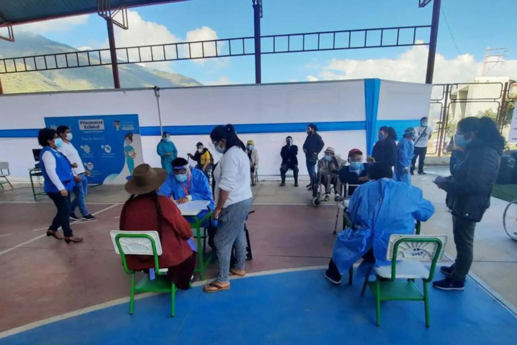 EsSalud continúa  el proceso de inmunización contra la covid-19, que viene desarrollándose en el marco de la estrategia gubernamental de vacunación territorial universal.
Foto: EsSalud