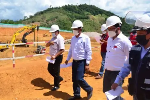 El gobernador regional Fernando Orihuela Rojas supervisa los trabajos de construcción del hospital de categoría II-1 en el distrito de San Martín de Pangoa, en la provincia de Satipo, que beneficiará a 150 comunidades nativas de la selva central. Foto: Gobierno Regional de Junín.
