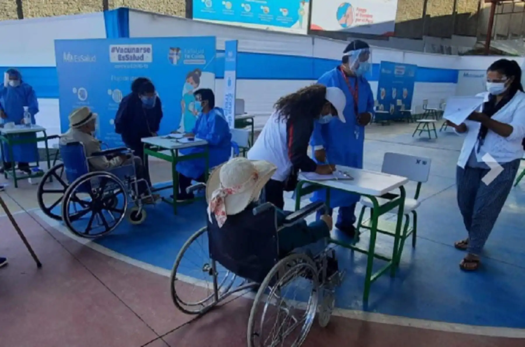 Con mucha alegría y entusiasmo, los adultos mayores de 80 años recibieron hoy la vacuna contra el Covid-19 en los vacunatorios del Seguro Social de Salud (EsSalud) de las regiones Piura y Apurímac.