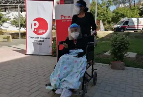 Con la vacunación de Benita Navarro Mendoza, una mujer de 101 años residente en el distrito de Castilla, empezó hoy la jornada de inmunización de los adultos mayores de 80 años en el campus de la Universidad Nacional de Piura (UNP), donde se acondicionaron dos ambientes para llevar a cabo la aplicación de la primera dosis.