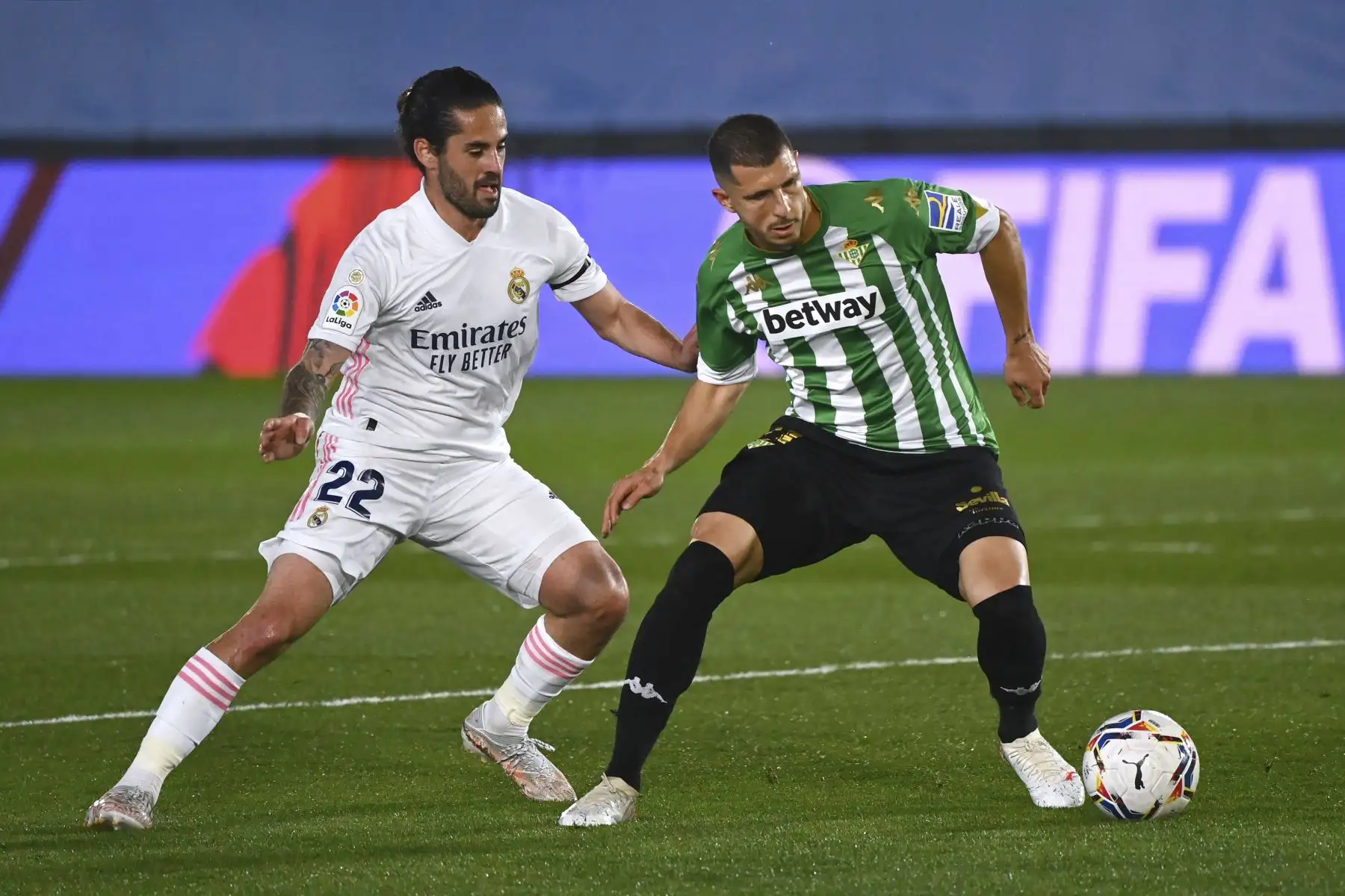 El centrocampista español del Real Madrid Isco (L) compite con el centrocampista argentino del Real Betis Guido Rodríguez durante el partido de fútbol de la Liga española entre el Real Madrid CF y el Real Betis en el estadio Alfredo di Stefano de Valdebebas, en las afueras de Madrid. Foto: AFP