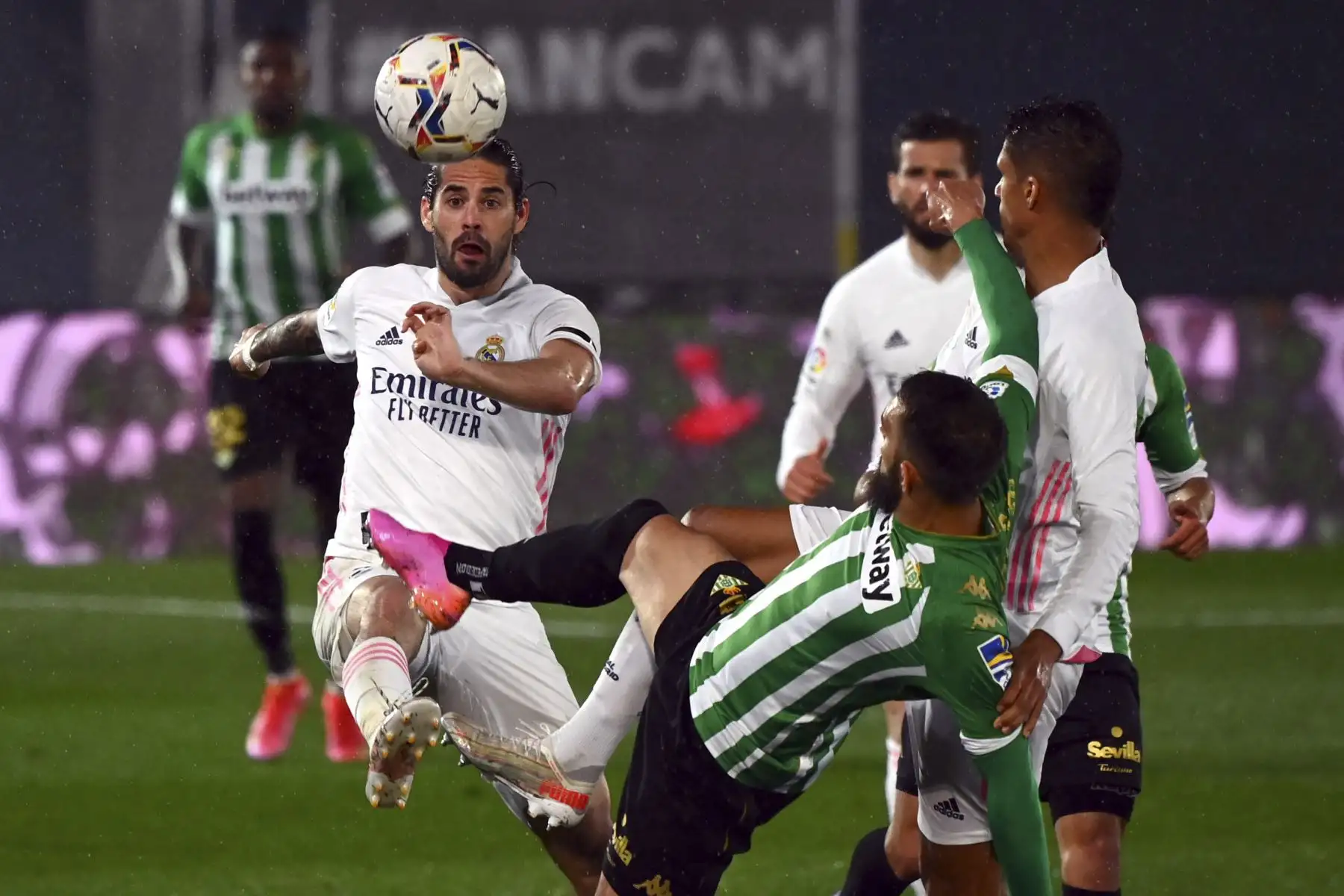 El centrocampista español del Real Madrid, Isco (L), compite con el delantero español del Real Betis, Borja Iglesias, durante el partido de fútbol de la Liga española entre el Real Madrid CF y el Real Betis en el estadio Alfredo di Stefano de Valdebebas, en las afueras de Madrid. Foto: AFP
