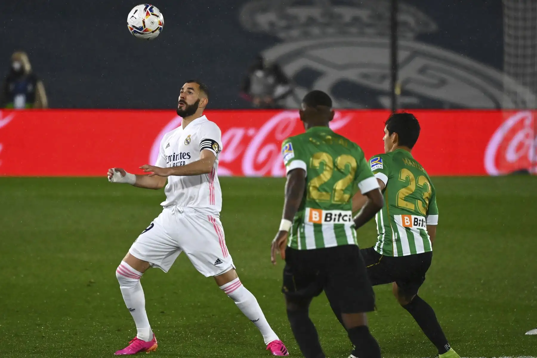 El delantero francés del Real Madrid Karim Benzema controla el balón durante el partido de fútbol de la Liga española entre el Real Madrid CF y el Real Betis en el estadio Alfredo di Stefano de Valdebebas, en las afueras de Madrid. Foto: AFP