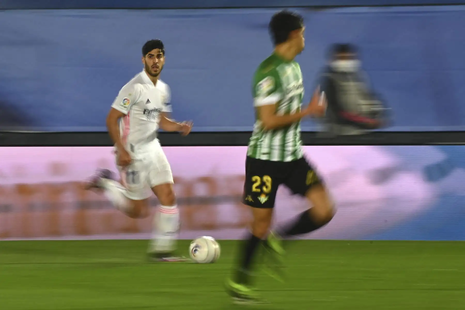 El centrocampista español del Real Madrid Marco Asensio corre con el balón durante el partido de fútbol de la Liga española entre el Real Madrid CF y el Real Betis en el estadio Alfredo di Stefano de Valdebebas, en las afueras de Madrid. Foto: AFP