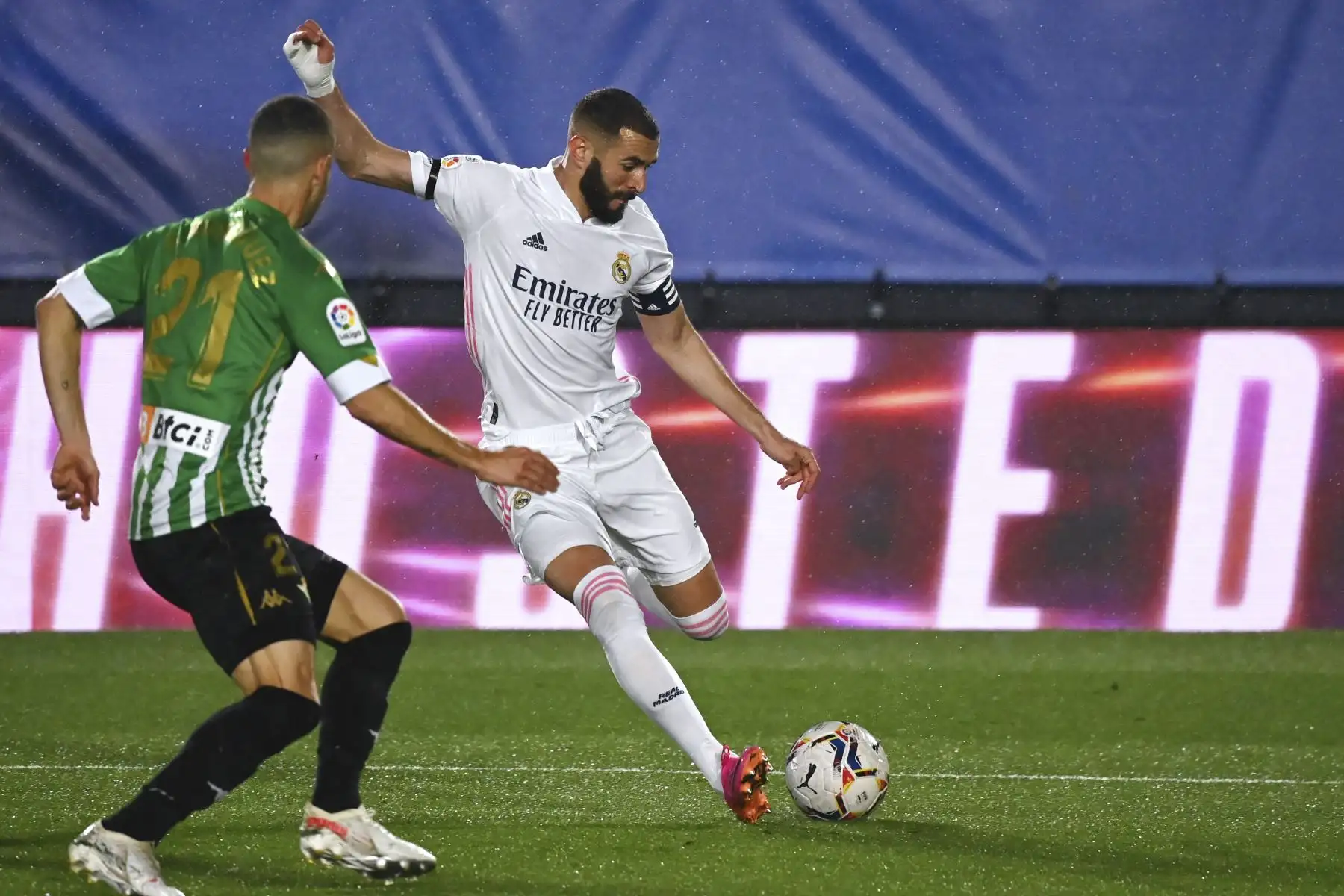 El delantero francés del Real Madrid, Karim Benzema (d), es desafiado por el centrocampista argentino del Real Betis, Guido Rodríguez, durante el partido de fútbol de la Liga española entre el Real Madrid CF y el Real Betis en el estadio Alfredo di Stefano de Valdebebas, en las afueras de Madrid. Foto: AFP