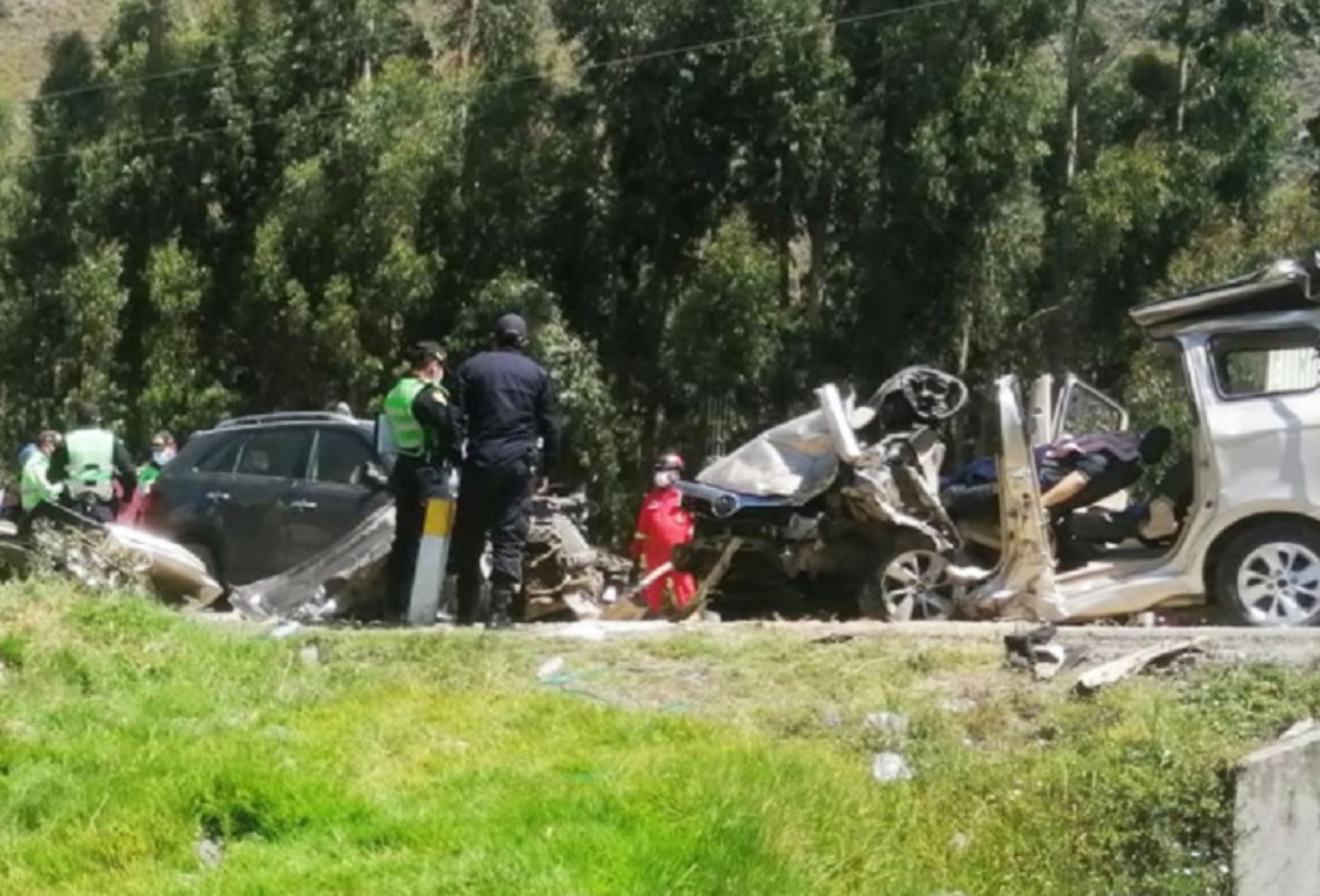 Tres muertos y diez heridos es el saldo de un trágico accidente de tránsito que se registró hoy en la margen derecha de la Carretera Central tramo Jauja-Huancayo, informaron fuentes policiales.
