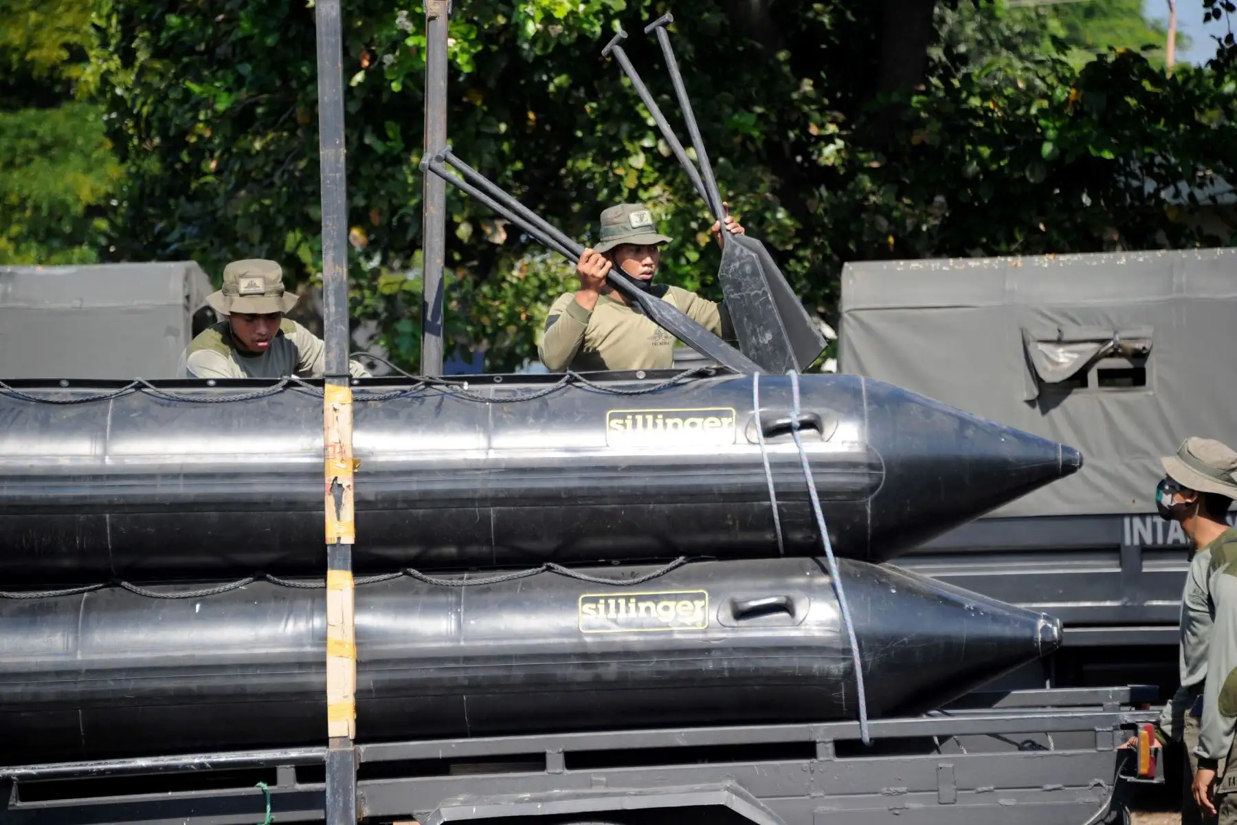 Los miembros de un escuadrón de reconocimiento anfibio marino de Indonesia preparan el equipo para las operaciones de búsqueda en el puerto de Tanjungwangi, cerca de la base naval en Banyuwangi, provincia de Java Oriental.
Foto: AFP