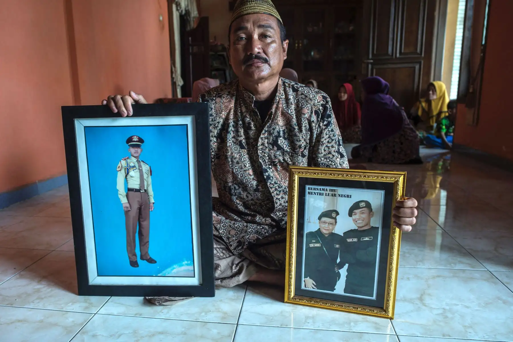 Edy Sujianto muestra fotografías de su hijo, el primer teniente Muhammad Imam Adi, quien sirvió a bordo del submarino de la Armada de Indonesia KRI Nanggala 402 cuando desapareció el 21 de abril y luego se declaró hundido con 53 tripulantes a bordo, en la casa de la familia en Pasuruan.
Foto: AFP