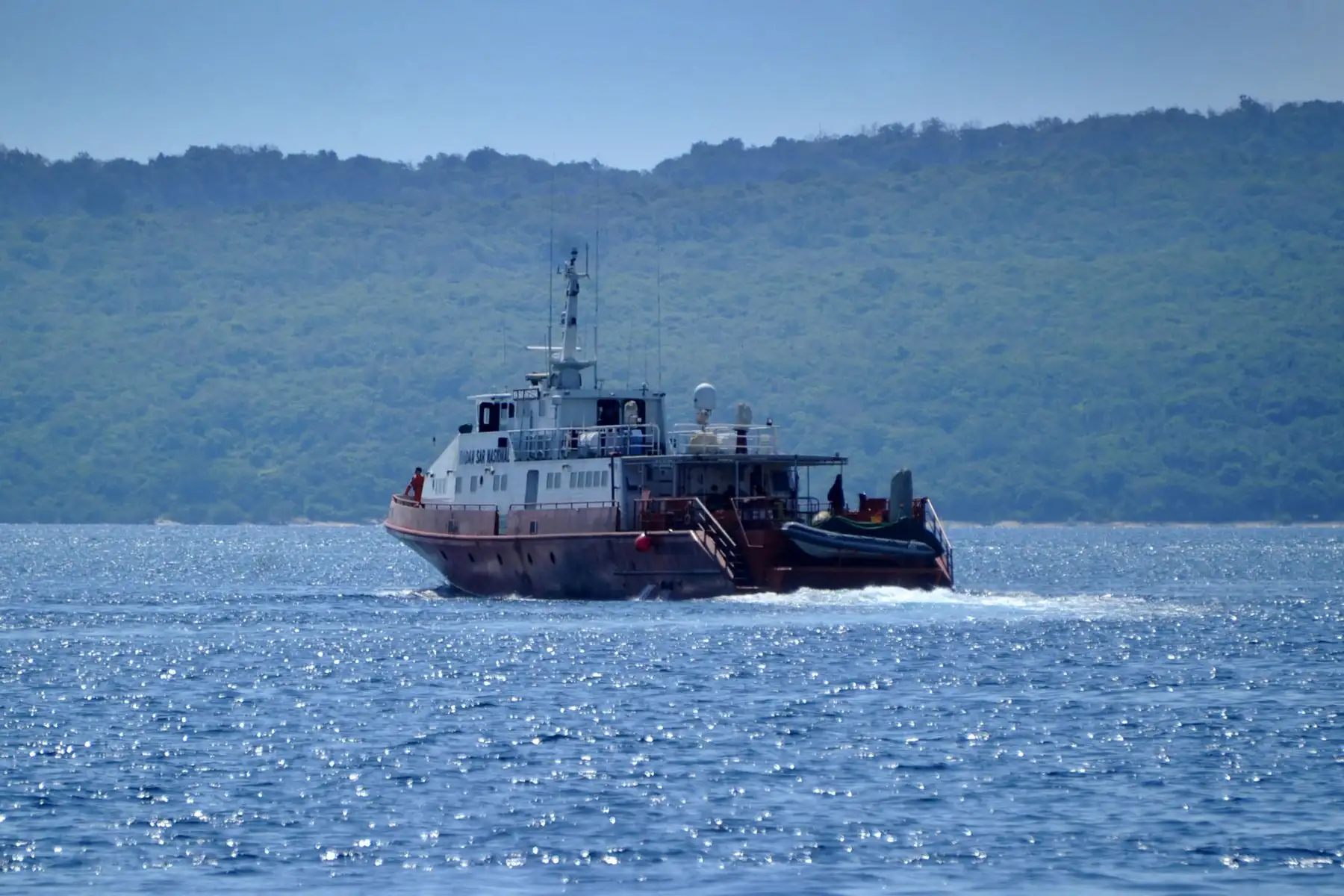 Un barco de la Agencia Nacional de Búsqueda y Rescate (BASARNAS) zarpa del puerto de Tanjungwangi, cerca de la base naval en Banyuwangi, provincia de Java Oriental.
Foto: AFP