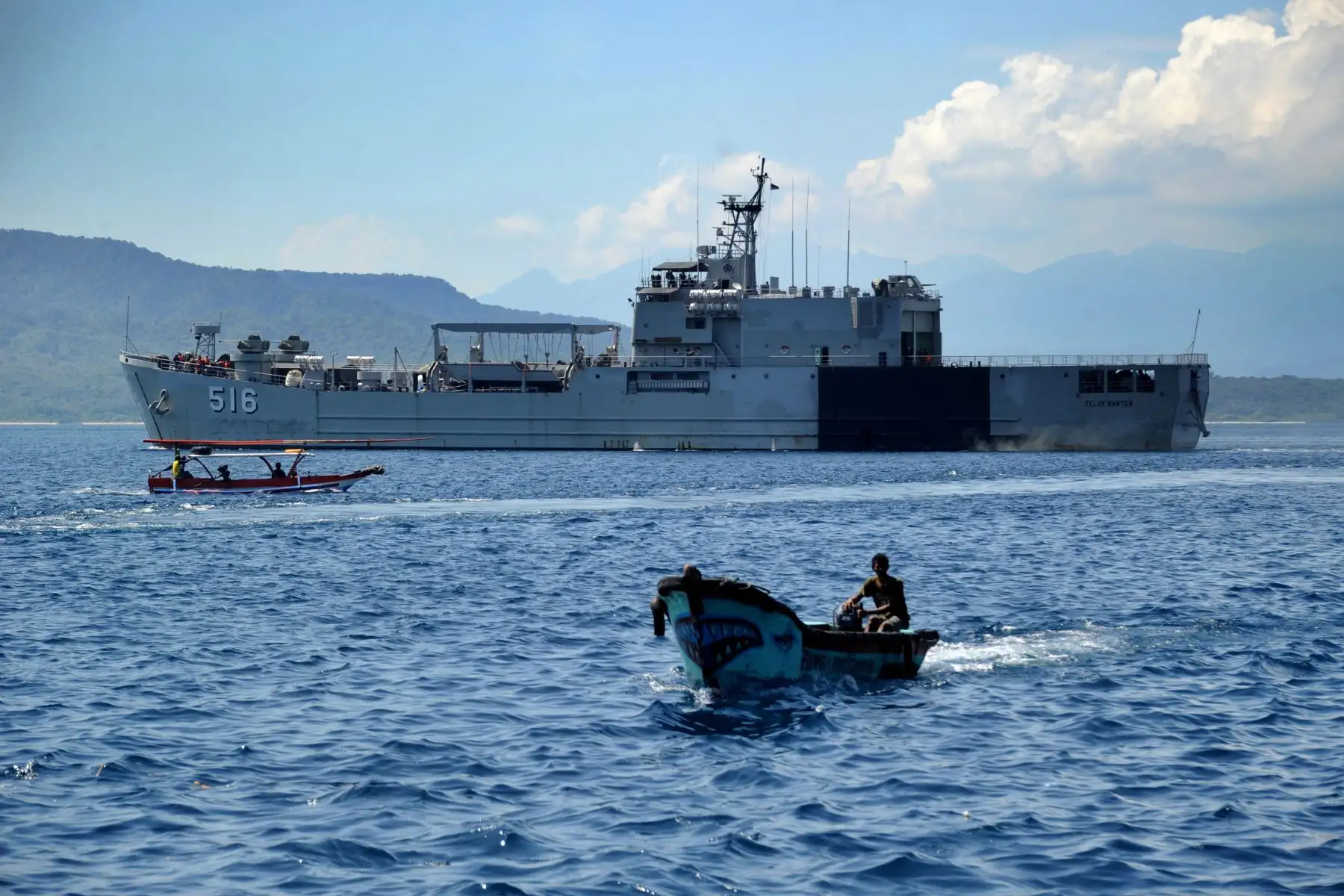 Un barco de la Armada de Indonesia zarpa del puerto de Tanjungwangi cerca de la base naval en Banyuwangi, provincia de Java Oriental,  mientras el ejército confirma la ubicación del submarino.
Foto: AFP