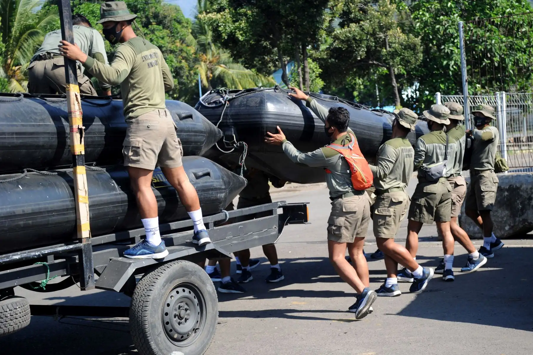 Los miembros de un escuadrón de reconocimiento anfibio marino de Indonesia preparan el equipo para las operaciones de búsqueda en el puerto de Tanjungwangi, cerca de la base naval en Banyuwangi, provincia de Java Oriental.
Foto: AFP
