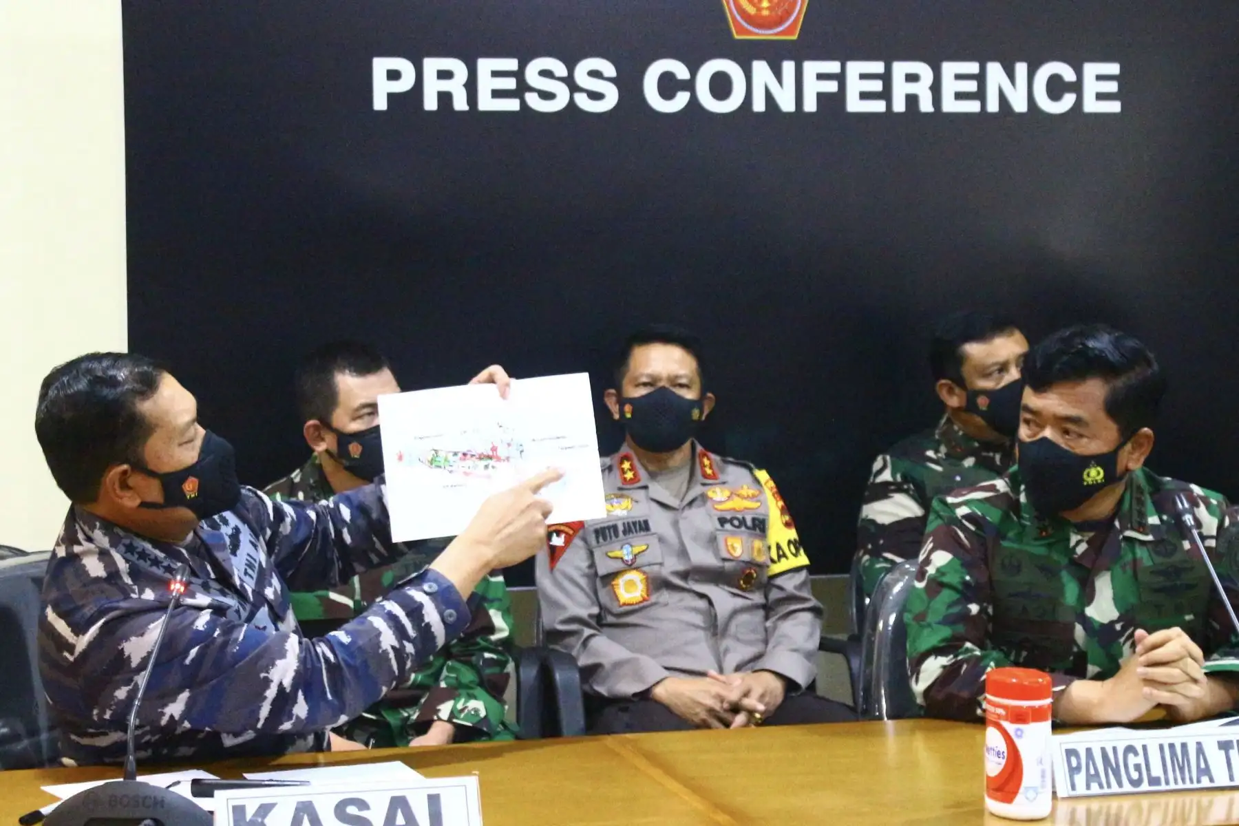El jefe militar Hadi Tjahjanto  observa cómo su oficial muestra un diagrama del submarino desaparecido durante una conferencia de prensa en Denpasar, Bali, anunciando que el submarino que desapareció frente a la costa de Bali fue encontrado.
Foto: AFP