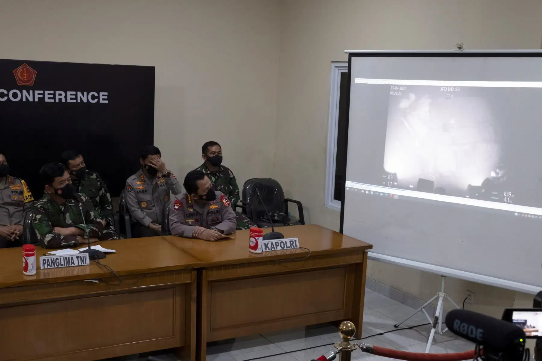 Un oficial militar muestra un video grabado desde el ROV del submarino hundido de la Armada de Indonesia KRI Nanggala durante una conferencia de prensa en un comando en el aeropuerto Ngurah Rai en Bali, Indonesia.
Foto: EFE