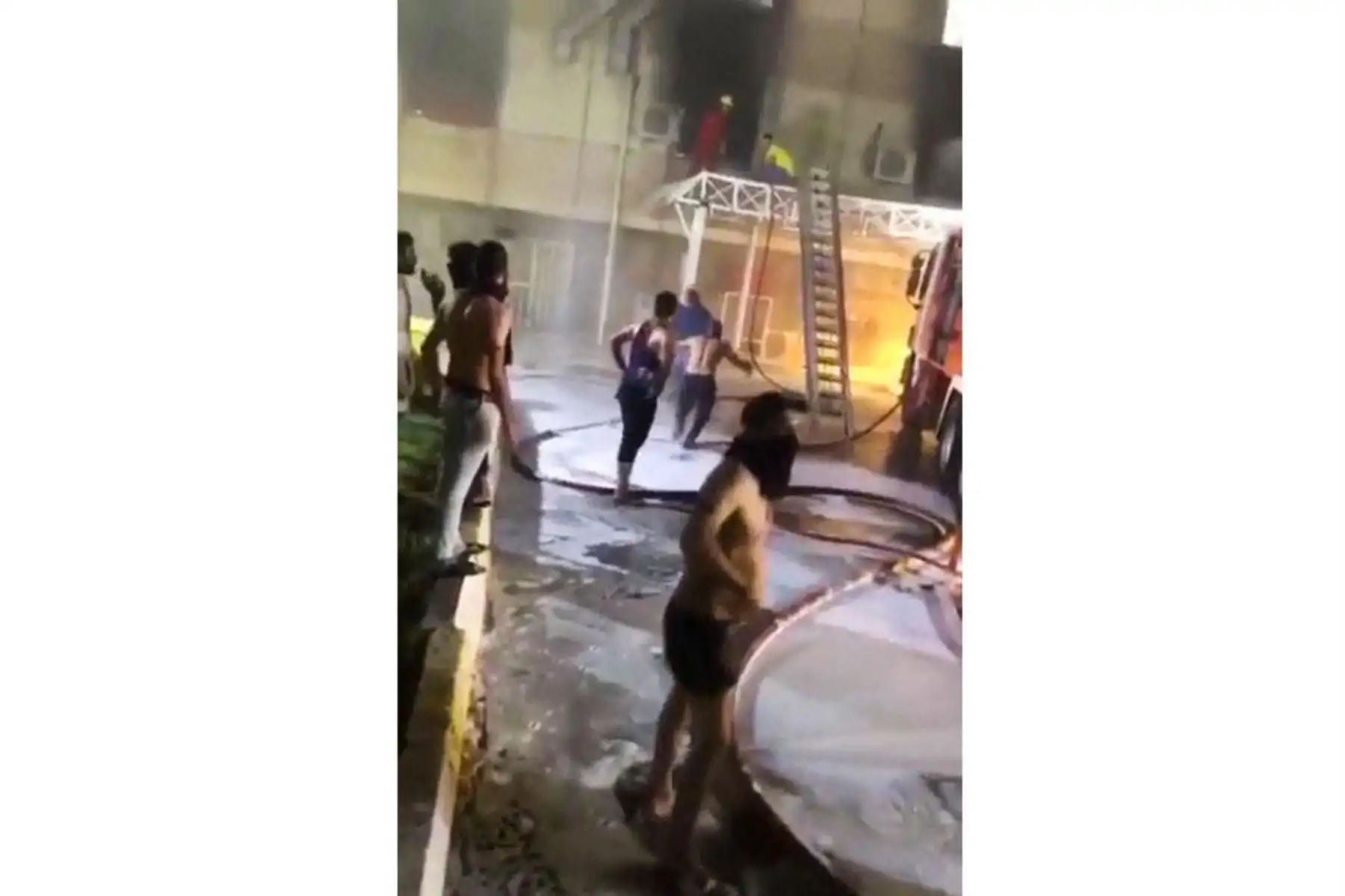 Una captura tomada de un video de UGC obtenido de Basim Almohand / ESN, muestra a los bomberos iraquíes luchando contra las llamas después de que estallara un incendio en el hospital Ibn al-Khatib reservado para los casos más graves de covid-19, en la capital Bagdad. 
Foto: AFP