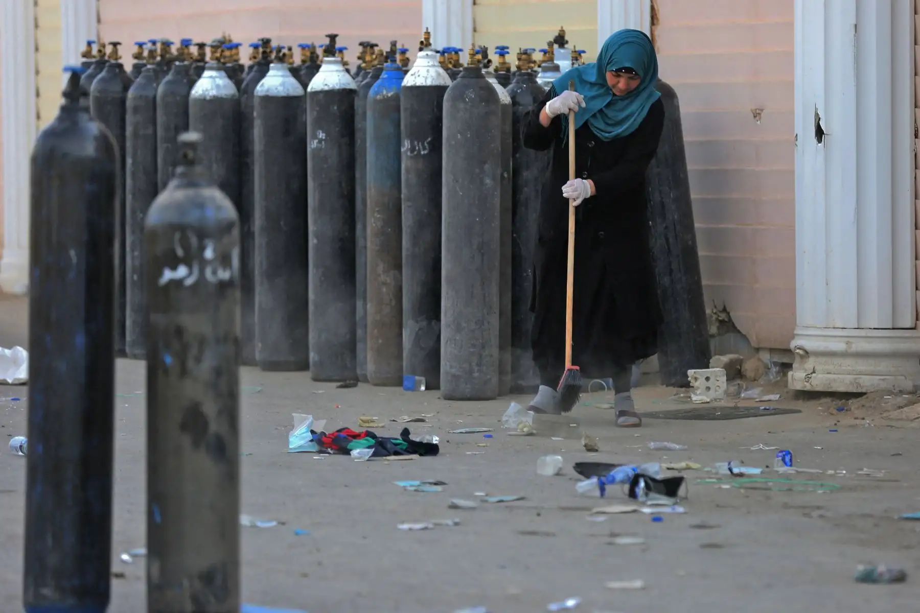 Una mujer iraquí limpia los escombros junto a las botellas de oxígeno evacuadas al aire libre en el Hospital Ibn Al-Khatib en Bagdad, después de que estallara un incendio en la instalación médica reservada para los casos más graves de coronavirus.
Foto: AFP