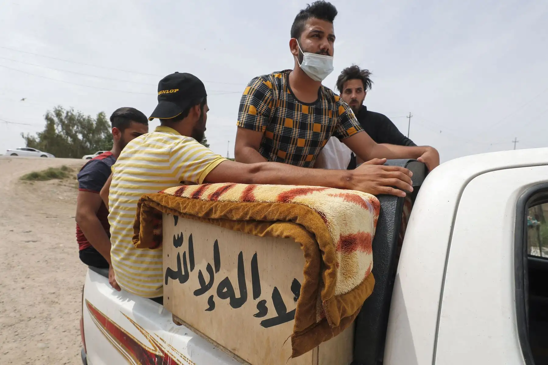 Iraquíes transportan el ataúd de un familiar que murió durante un incendio en el hospital Ibn al-Khatib reservado para los casos más graves de covid-19, en la capital Bagdad. El incendio mató a 82 personas antes del amanecer. 
Foto: AFP