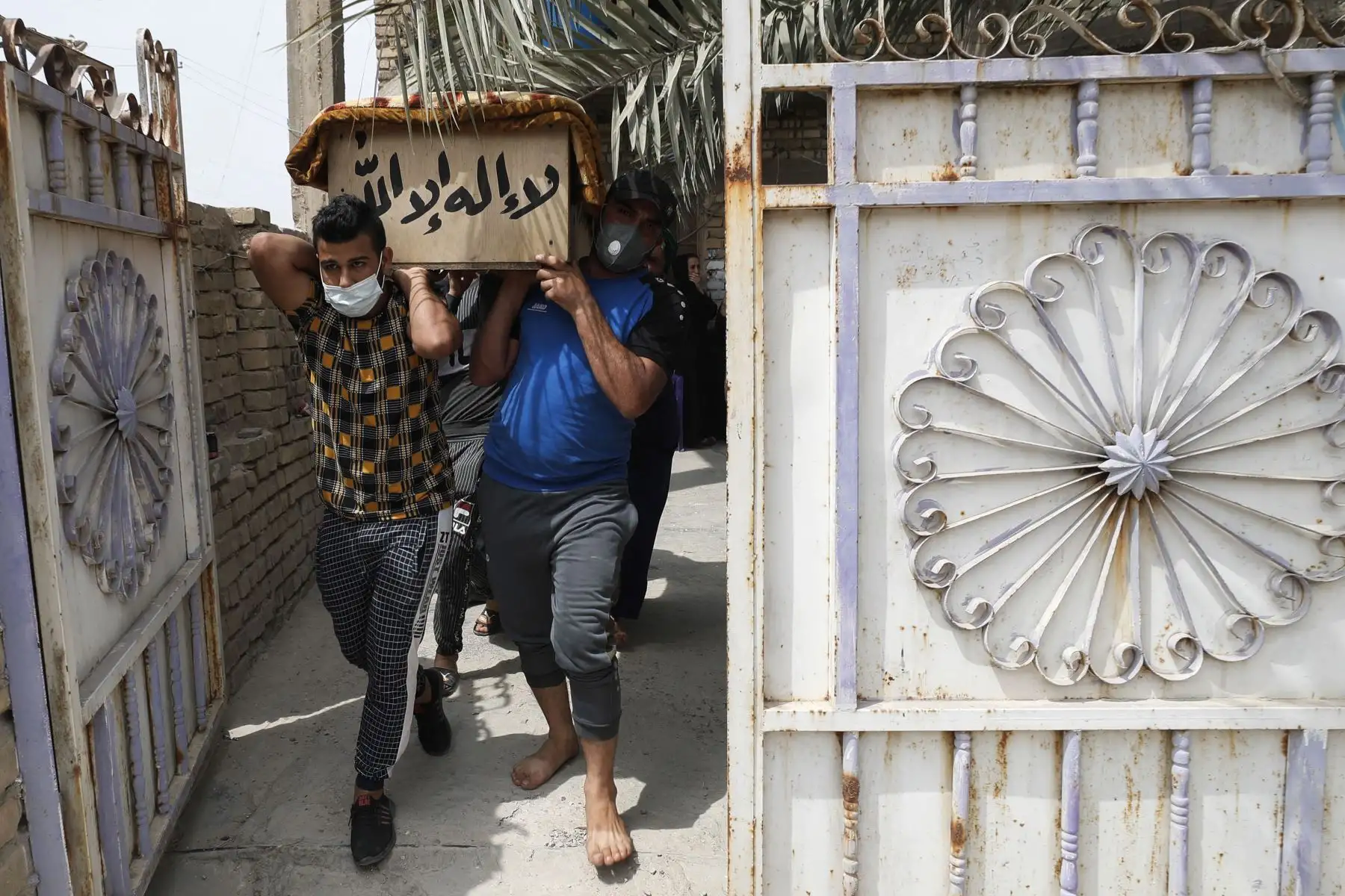 Iraquíes transportan el ataúd de un familiar que murió durante un incendio en el hospital Ibn al-Khatib reservado para los casos más graves de covid-19, en la capital Bagdad.
Foto: AFP