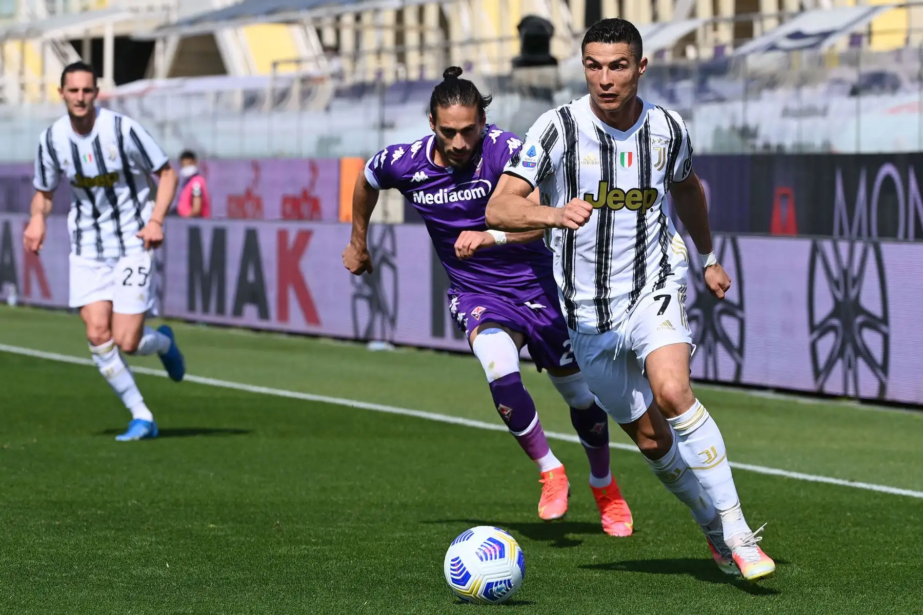 El delantero portugués de la Juventus Cristiano Ronaldo flanquea al defensor uruguayo de la Fiorentina Martín Cáceres durante el partido de fútbol de la Serie A italiana Fiorentina vs Juventus.
Foto: AFP