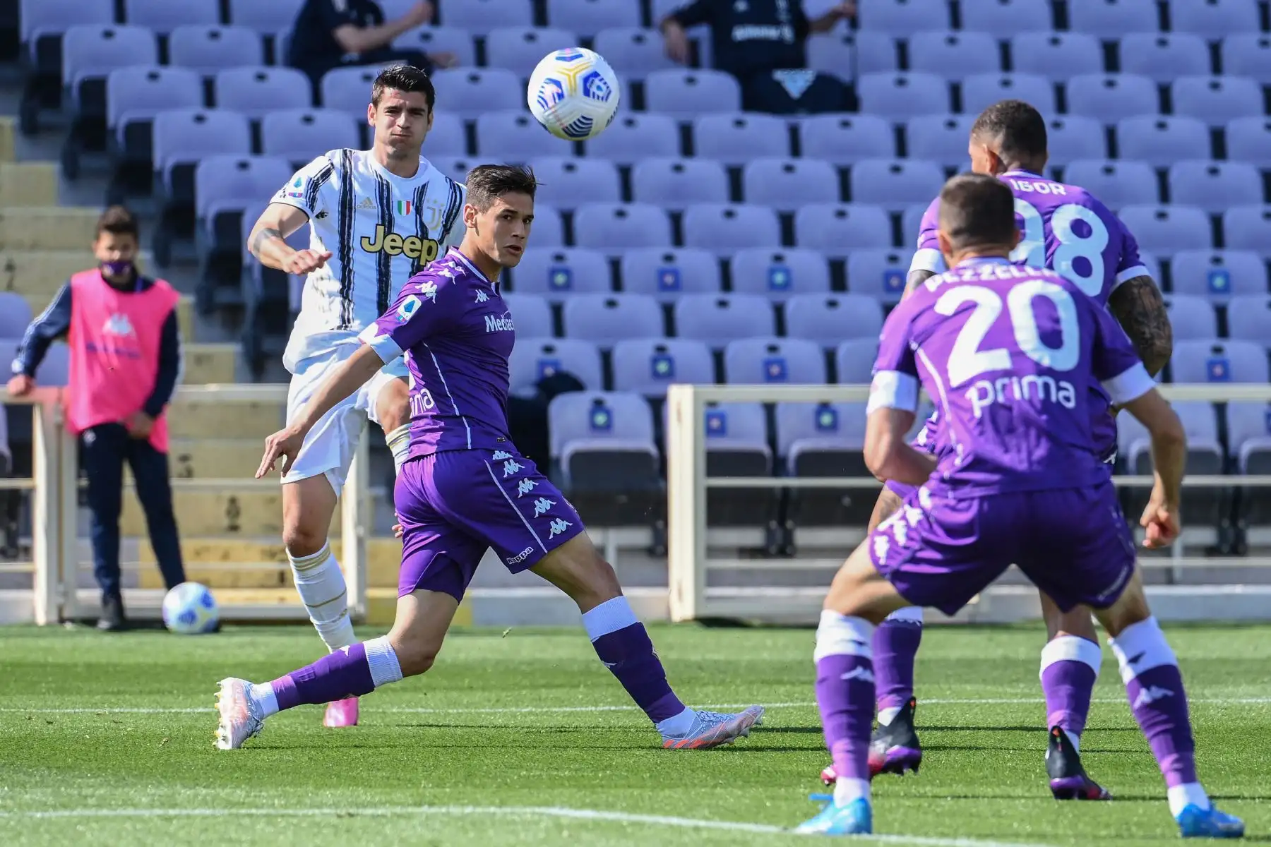 El delantero español de la Juventus, Álvaro Morata dispara para anotar un empate a pesar del defensor argentino de la Fiorentina Lucas Martinez Quarta durante el partido de fútbol de la Serie A italiana Fiorentina vs Juventus.
Foto: AFP