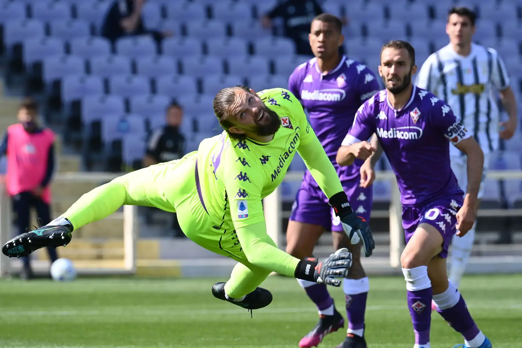 El portero polaco de la Fiorentina Bartlomiej Dragowski no logra detener un empate anotado por el delantero español de la Juventus, Álvaro Morata durante el partido de fútbol de la Serie A italiana Fiorentina vs Juventus.
Foto: AFP