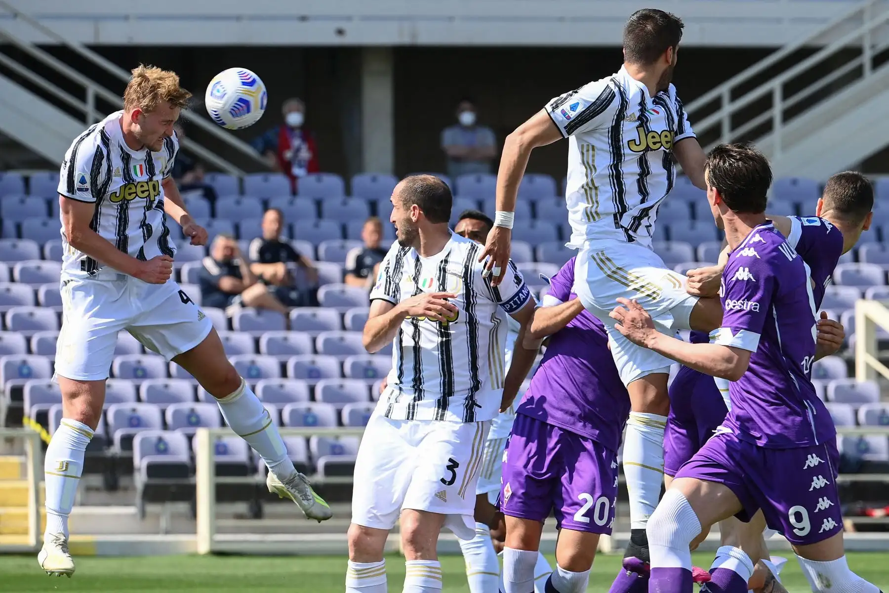 El defensor holandés de la Juventus Matthijs De Ligt  va a por un cabezazo durante el partido de fútbol de la Serie A italiana Fiorentina vs Juventus.
Foto: AFP