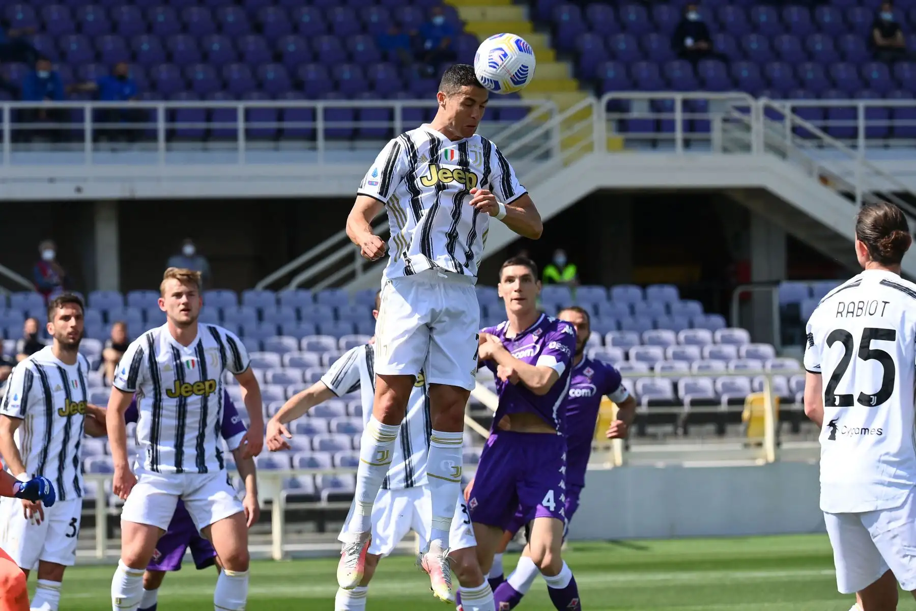 El delantero portugués de la Juventus, Cristiano Ronaldo, va de cabeza durante el partido de fútbol de la Serie A italiana Fiorentina vs Juventus.
Foto: AFP