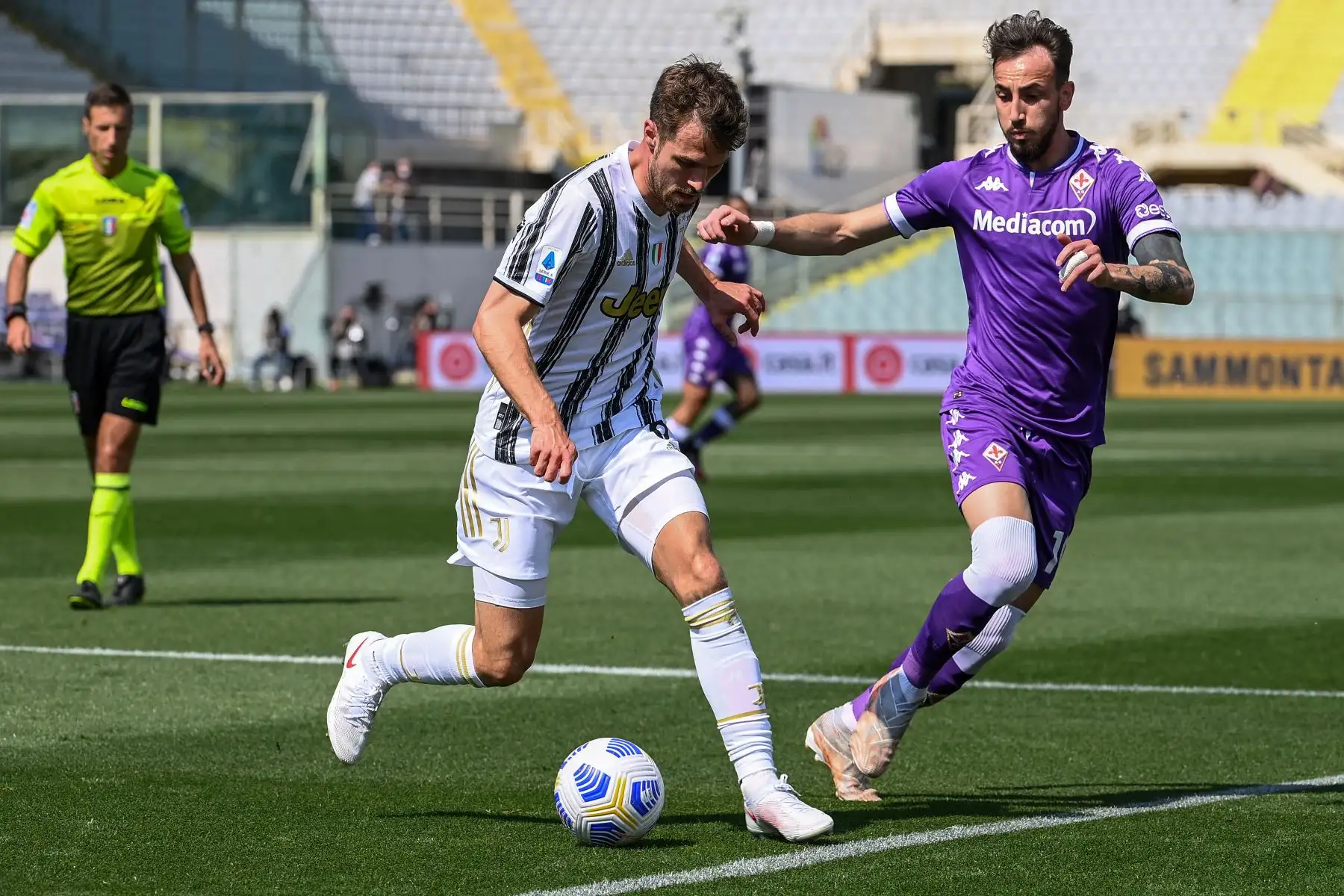 El centrocampista galés de la Juventus Aaron Ramsey desafía al centrocampista italiano de la Fiorentina Gaetano Castrovilli durante el partido de fútbol de la Serie A italiana Fiorentina vs Juventus.
Foto: AFP