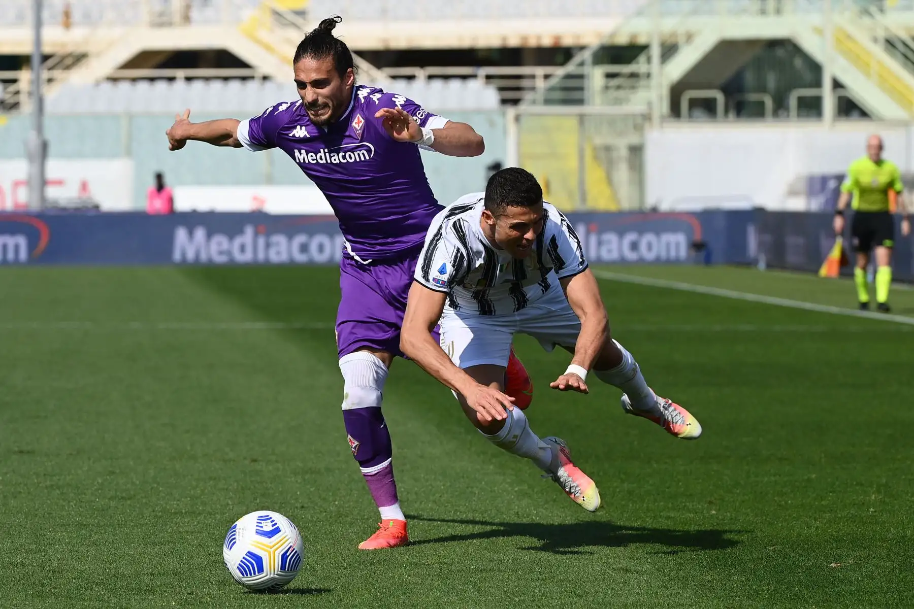 El defensor uruguayo de la Fiorentina Martín Cáceres aborda al delantero portugués de la Juventus Cristiano Ronaldo durante el partido de fútbol de la Serie A italiana Fiorentina vs Juventus.
Foto: AFP